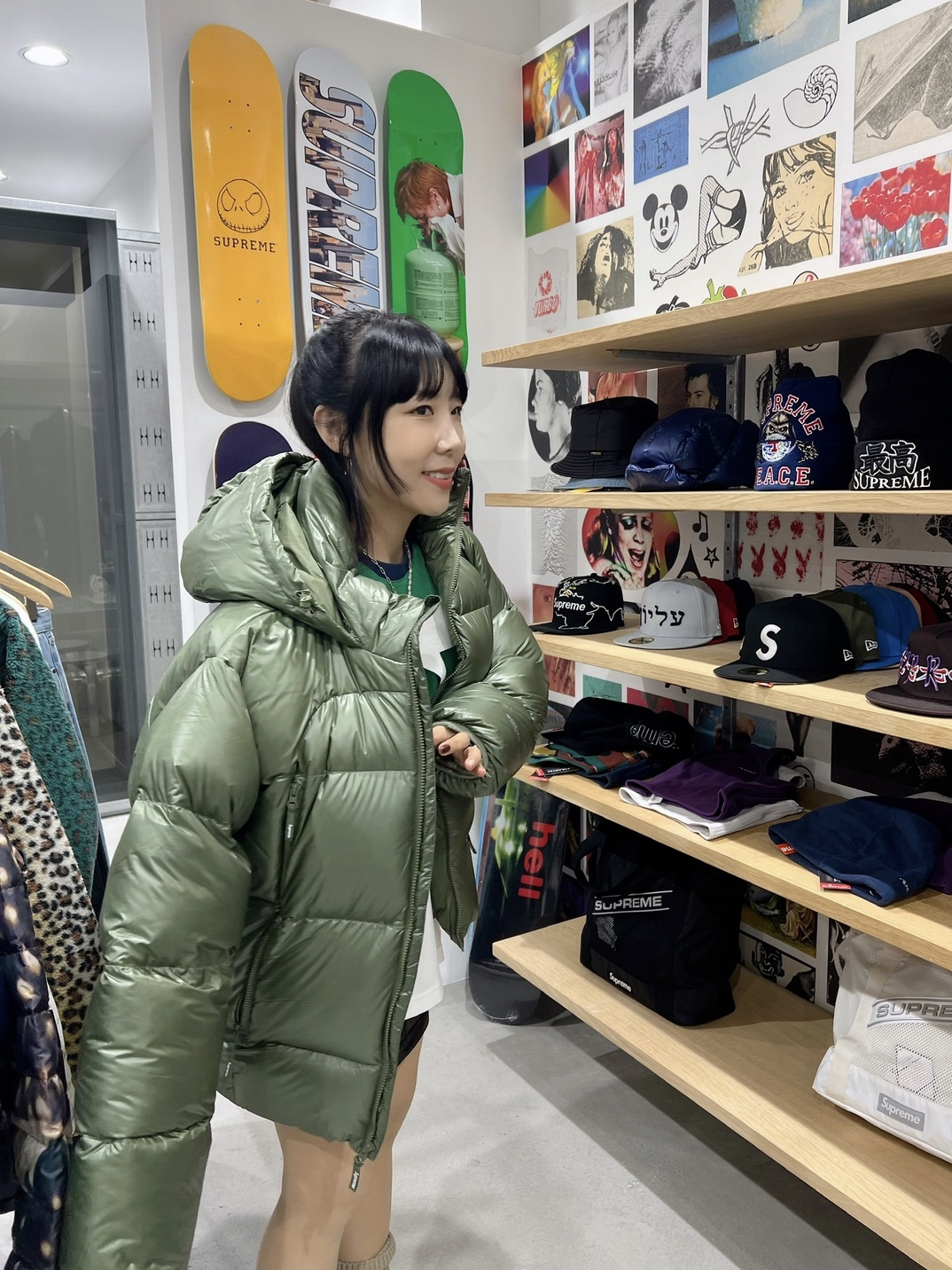 Supreme Featherweight Down Puffer Jacket Black - 23FW, Supreme Featherweight Down Puffer Jacket Olive - 23FW 착용 스타일 - 1