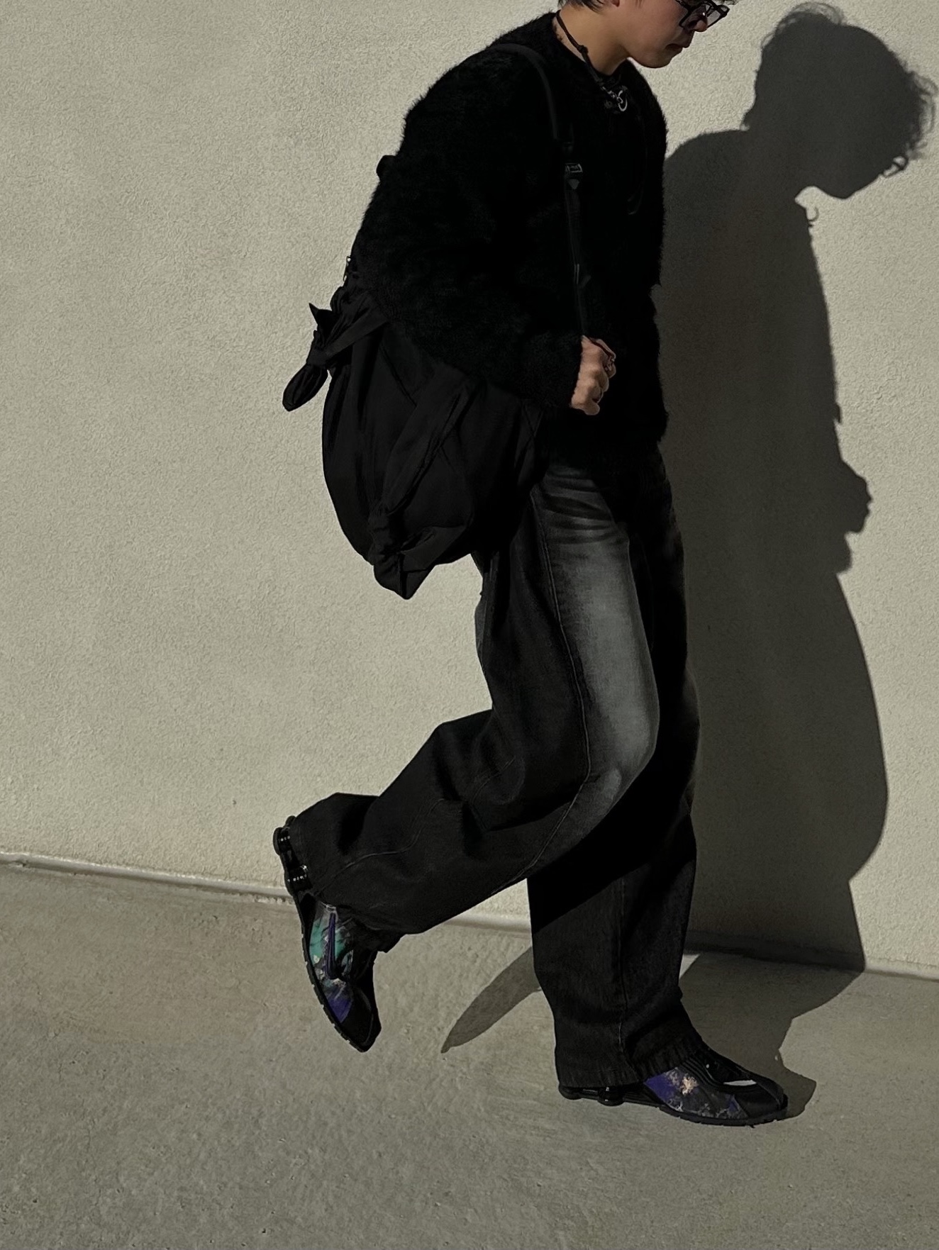 Nike x Martine Rose Shox MR4 Black Multi 착용 스타일 - 2