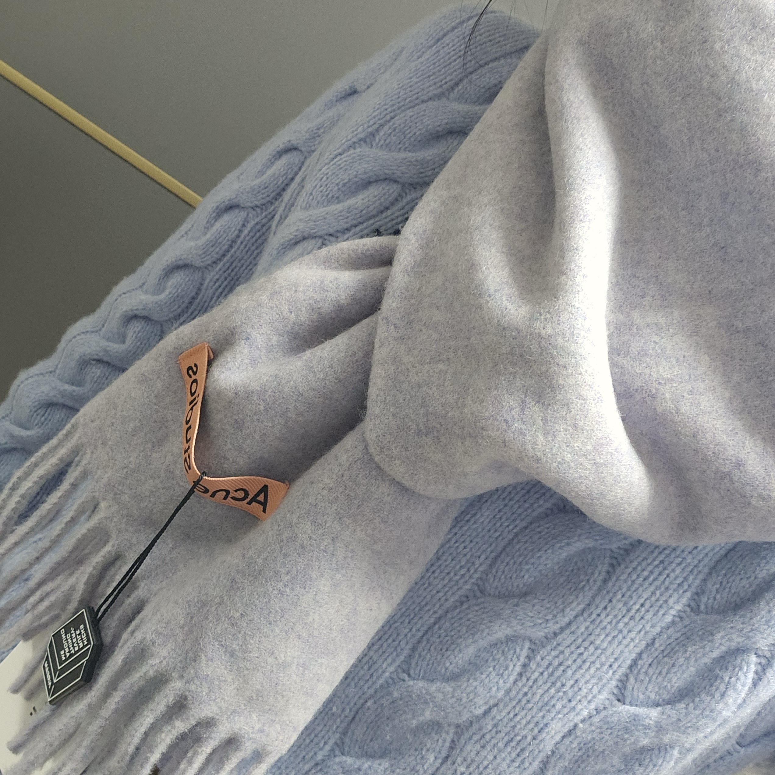 Acne Studios Narrow Wool Fringe Muffler Powder Blue Melange 착용 스타일