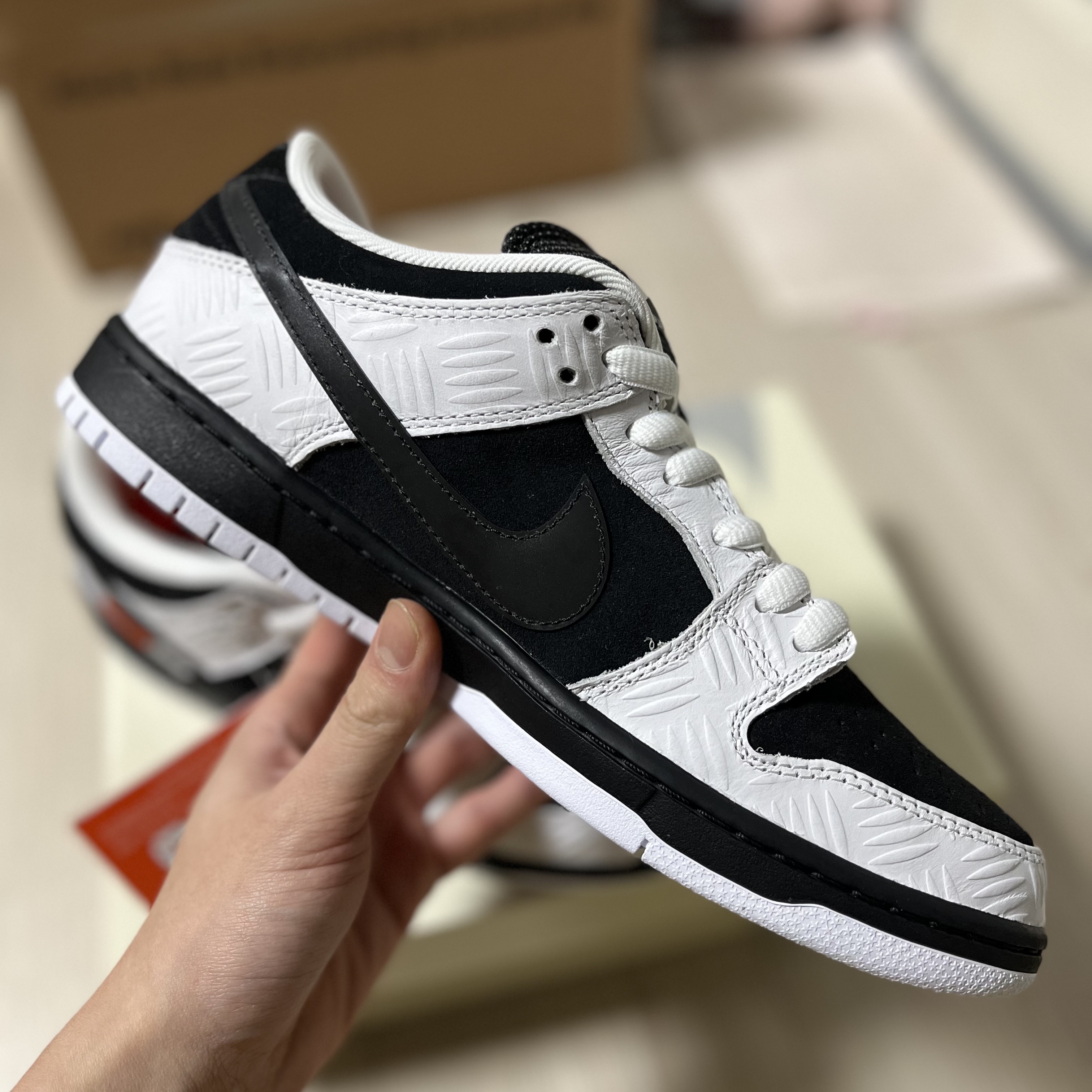 Nike x Tightbooth SB Dunk Low Pro Black and White 착용 스타일 - 1