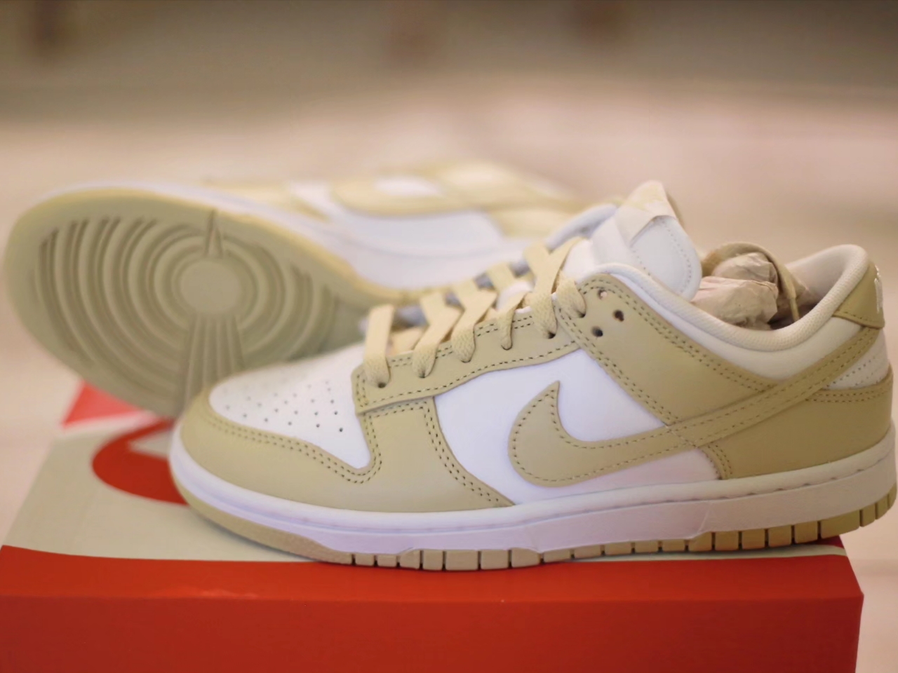 Nike Dunk Low Team Gold and White 착용 스타일 - 4