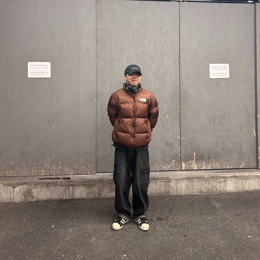 The North Face 1996 Retro Nuptse Jacket Dark Oak 착용 스타일