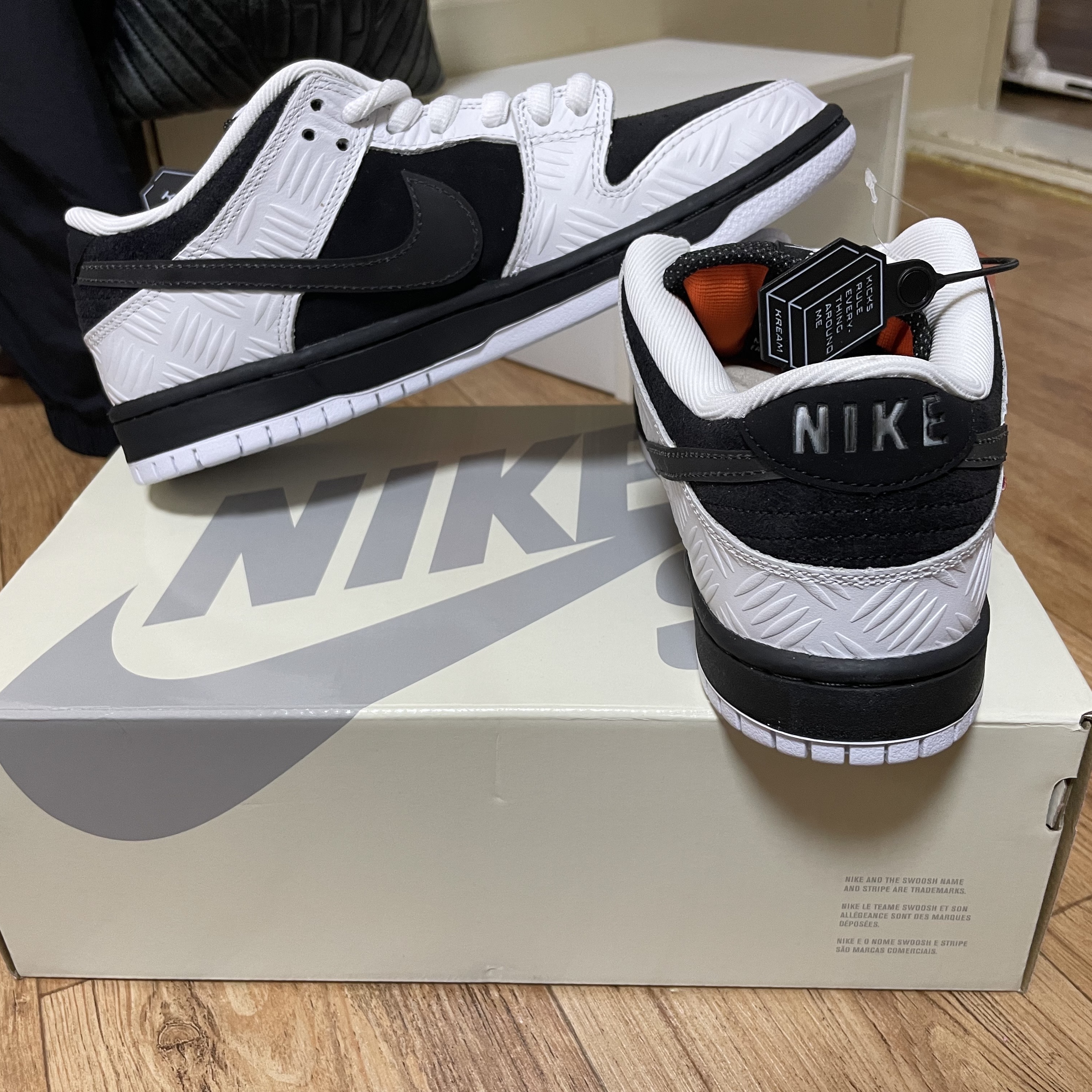 Nike x Tightbooth SB Dunk Low Pro Black and White 착용 스타일