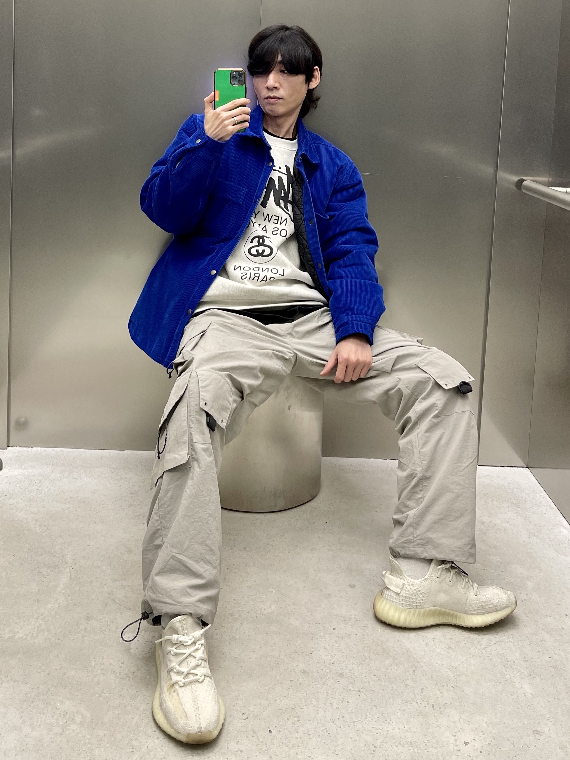 Adidas Yeezy Boost 350 V2 Bone, Stussy World Tour Crew Ash Heather 2022 착용 스타일 - 1