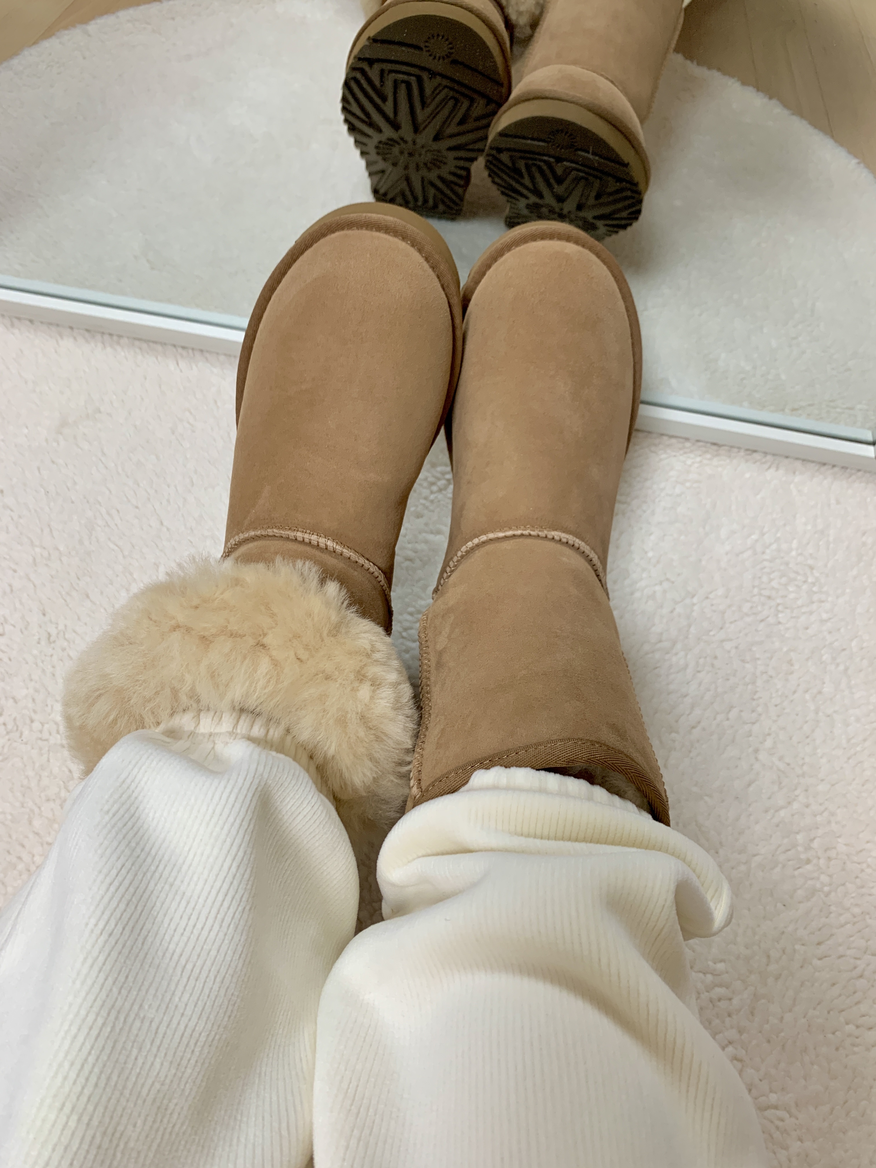 (W) UGG Classic Short II Boots Chestnut 착용 스타일 - 1