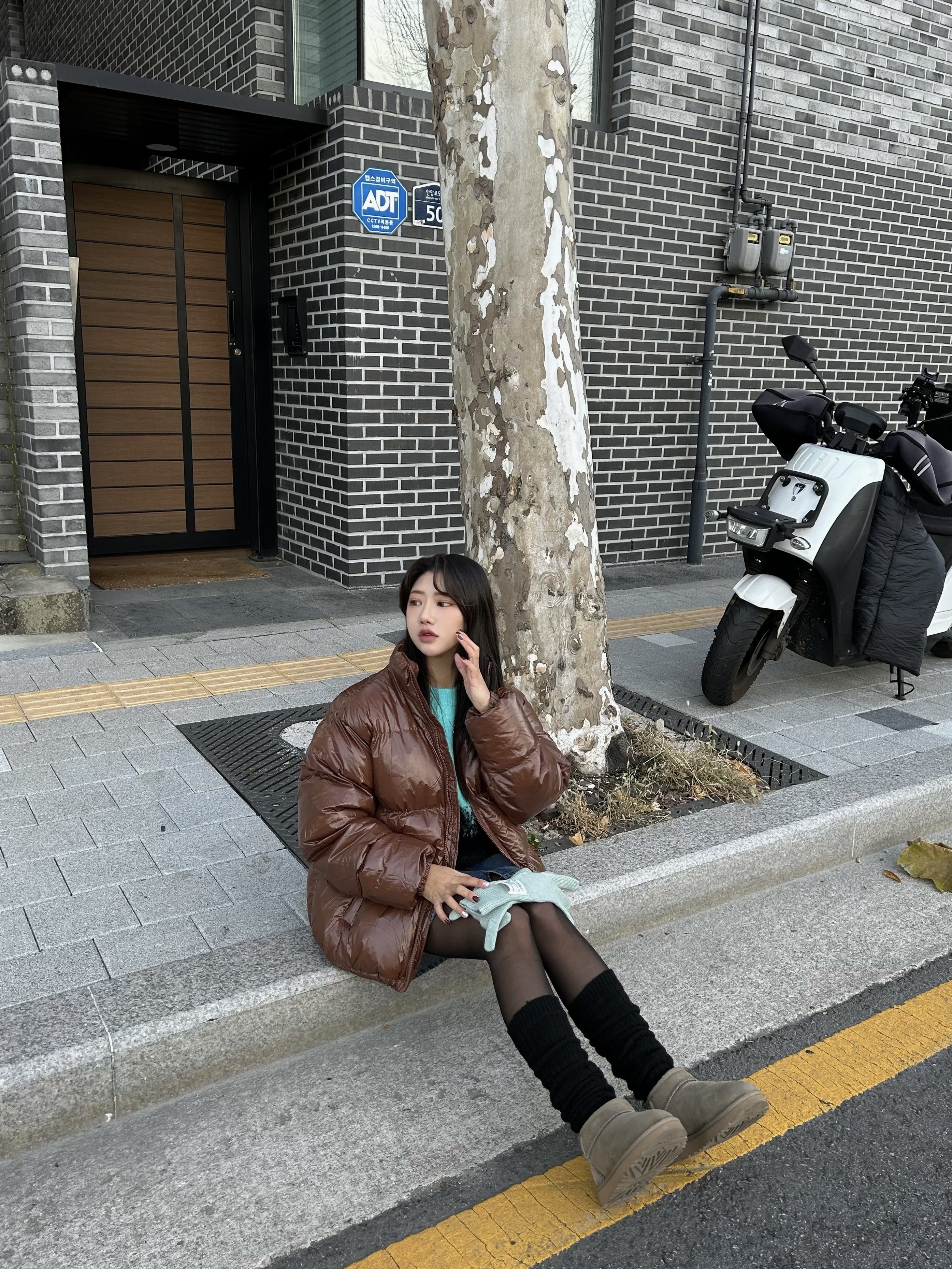 (W) UGG Classic Ultra Mini Boots Antilope 착용 스타일 - 1