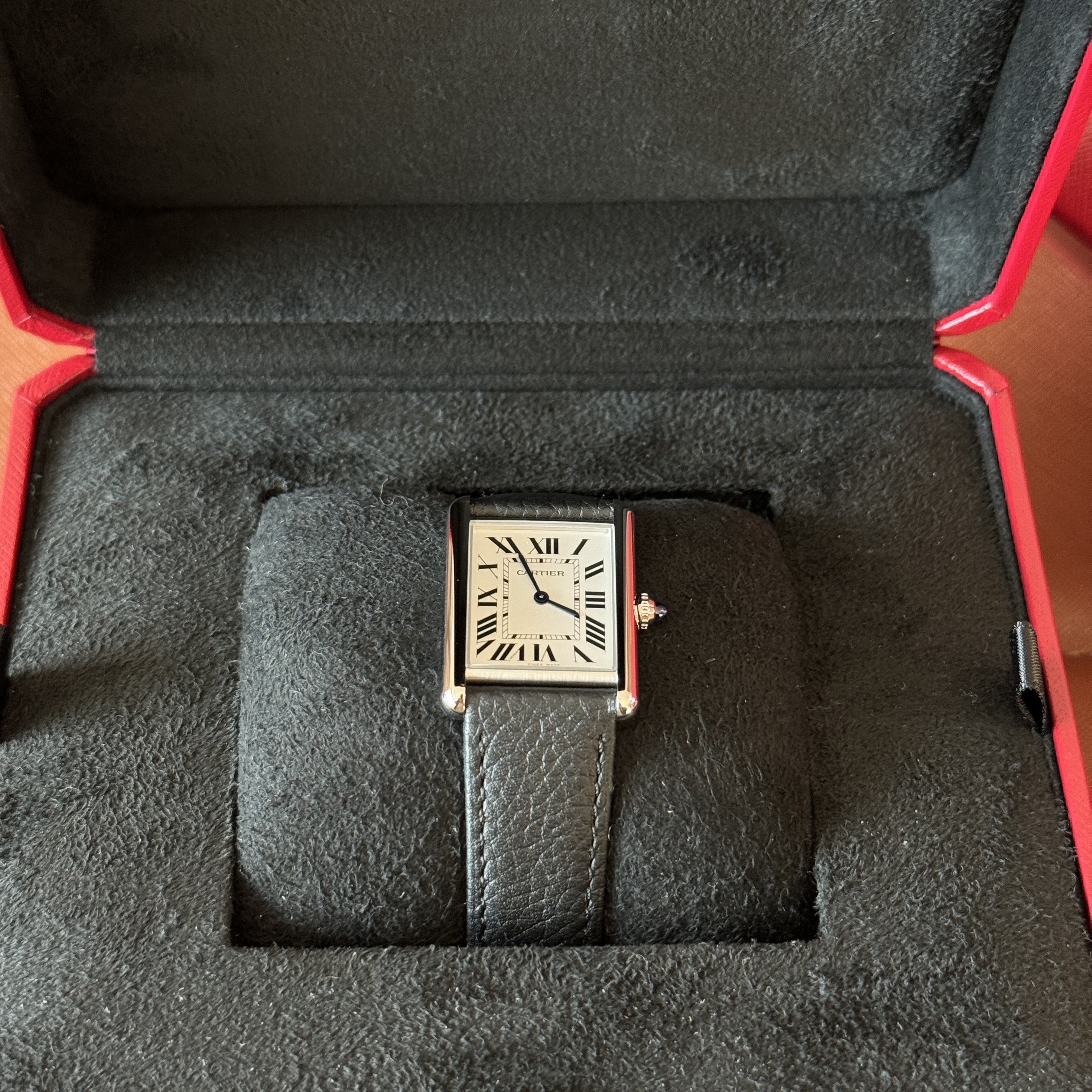 Cartier Tank Must Watch Large Quartz Steel Calfskin Black 착용 스타일 - 2