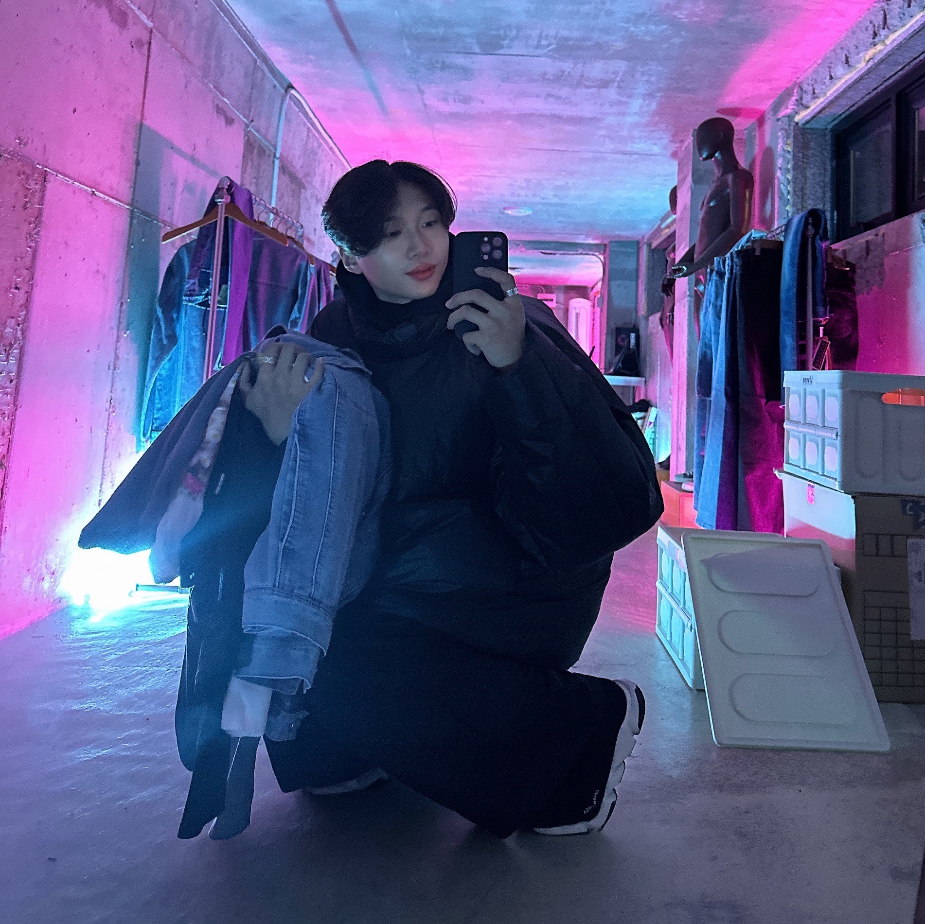 Yeezy Gap Engineered By Balenciaga Padded Denim Jacket Blue, Yeezy Gap Engineered By Balenciaga Mock Neck Pullover Puffer Black 착용 스타일 - 3