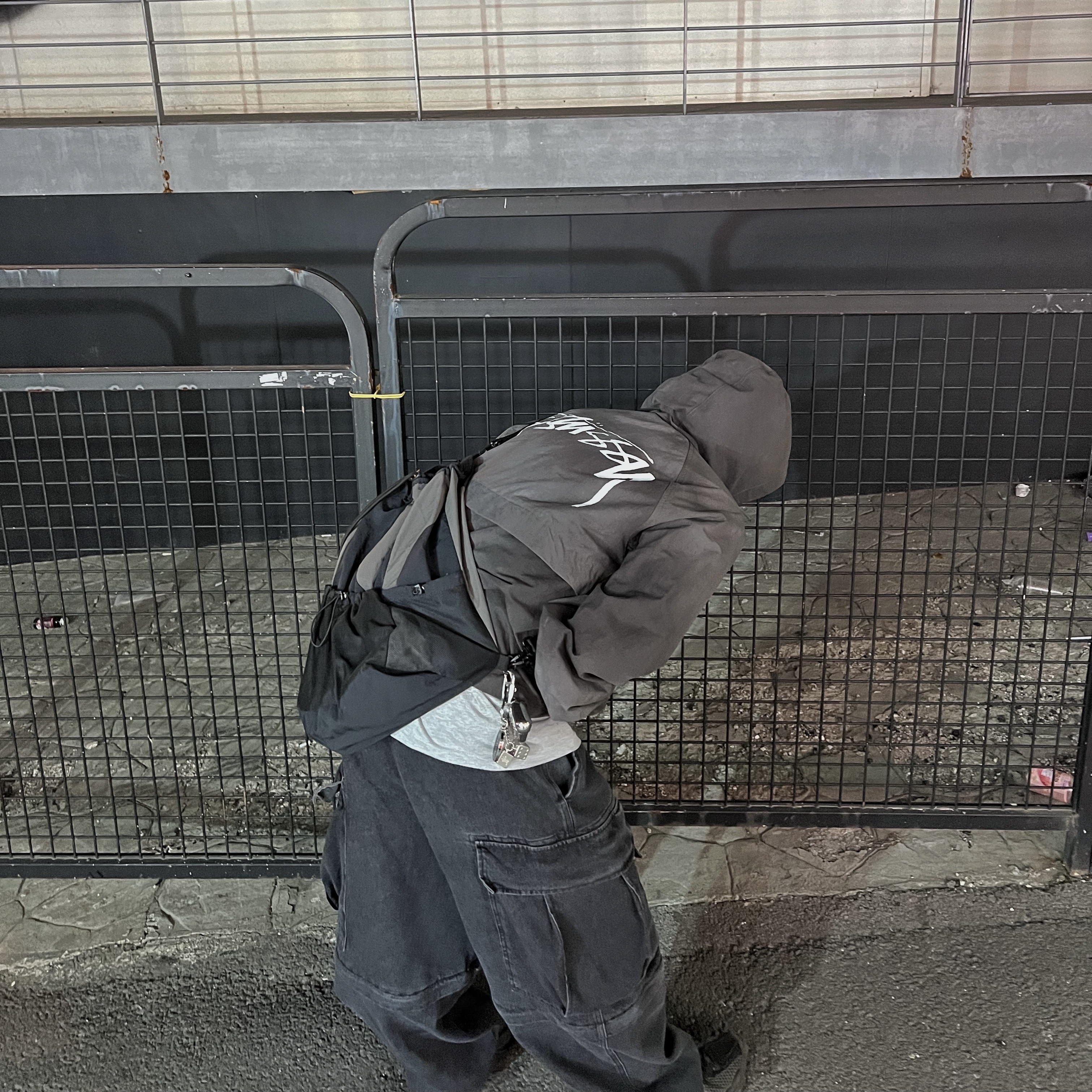 Stussy Wave Dye Beach Shell Jacket Black, Nike x Matthew M Williams Zoom 004 Triple Black 착용 스타일 - 3