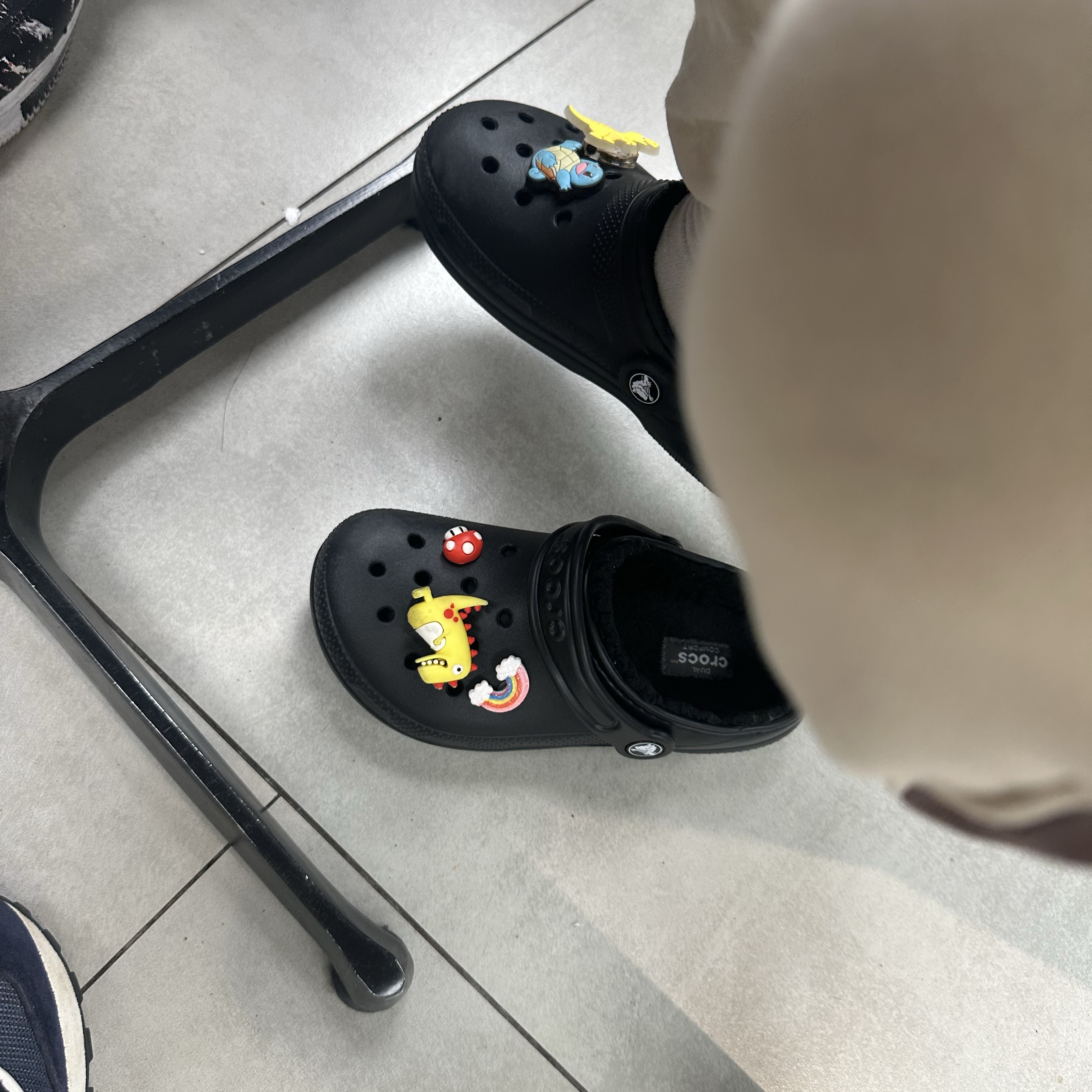 (Kids) Crocs Classic Lined Clog Black 착용 스타일