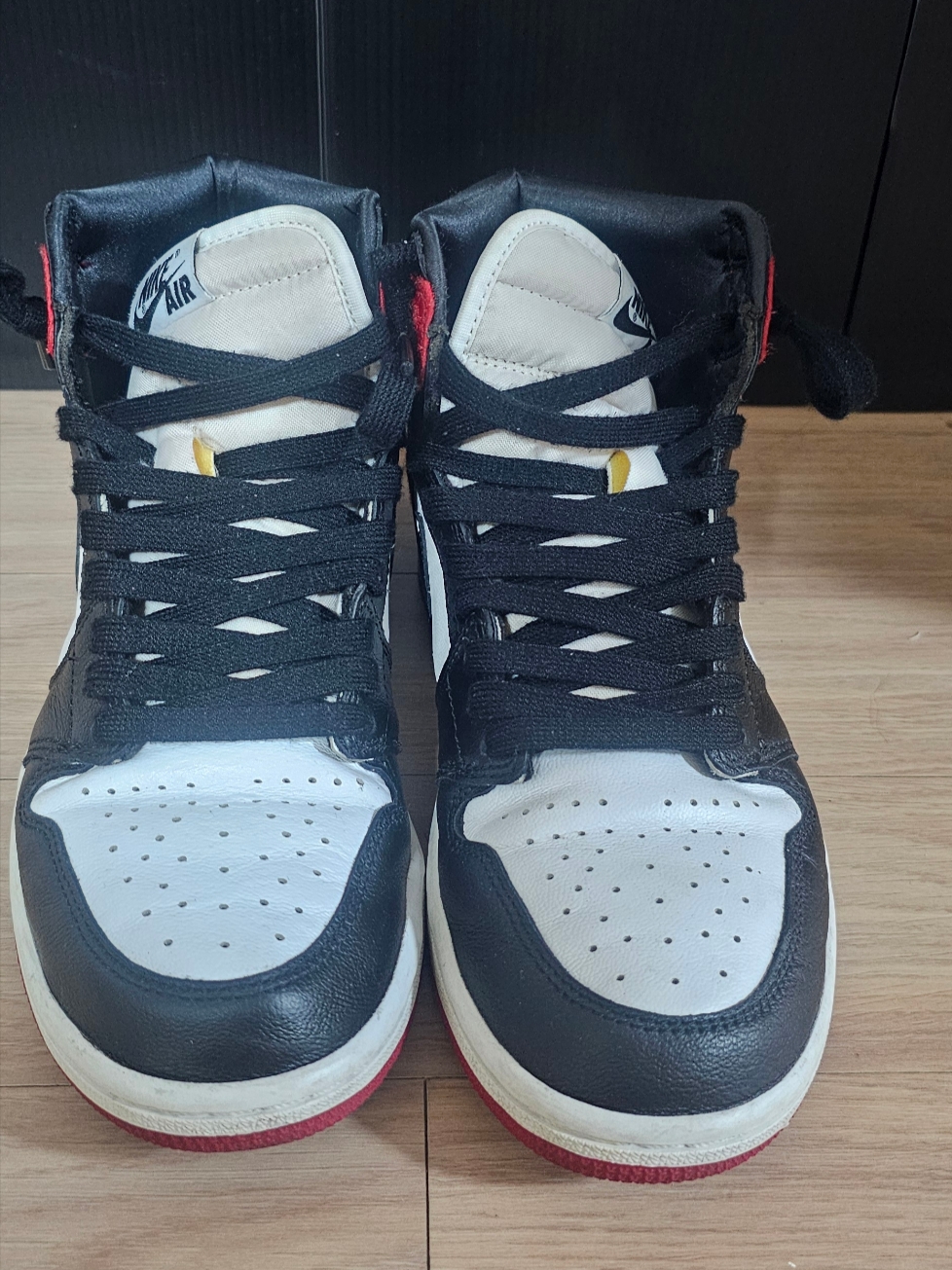 (W) Jordan 1 Retro High Satin Black Toe 착용 스타일 - 1