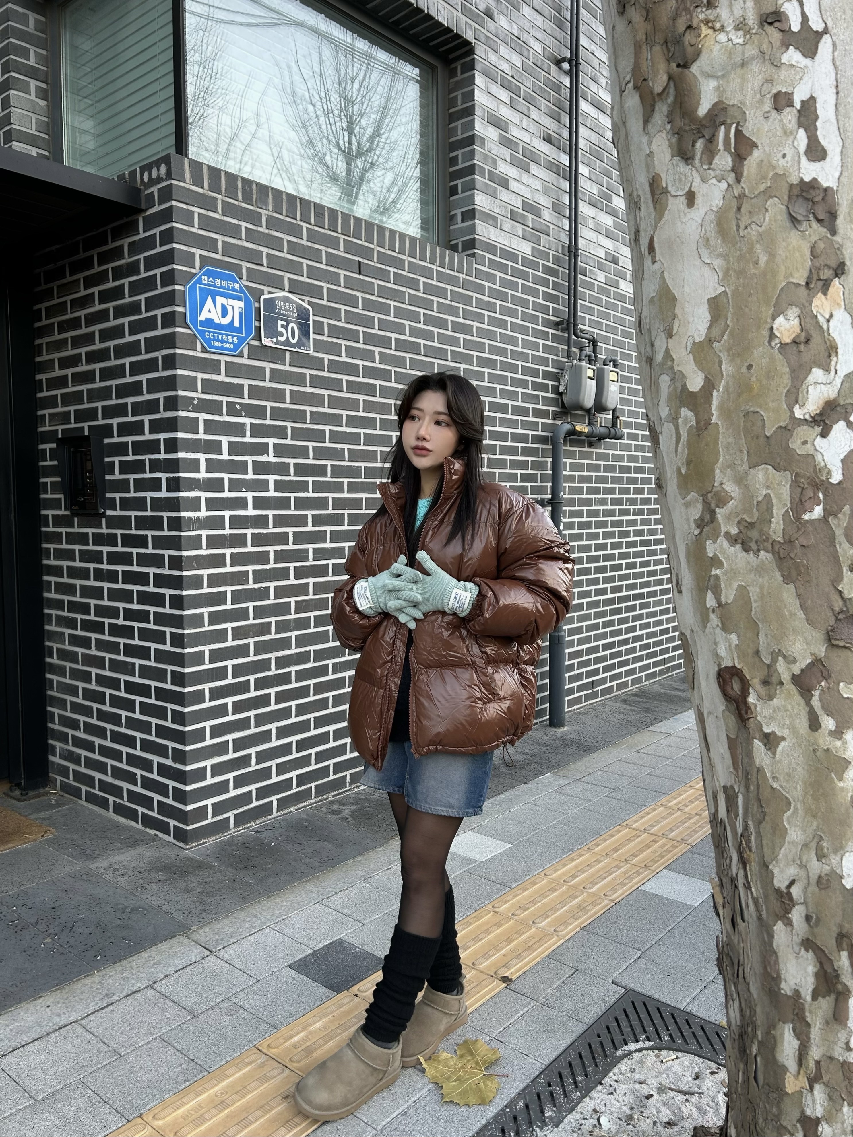 (W) UGG Classic Ultra Mini Boots Antilope 착용 스타일 - 2
