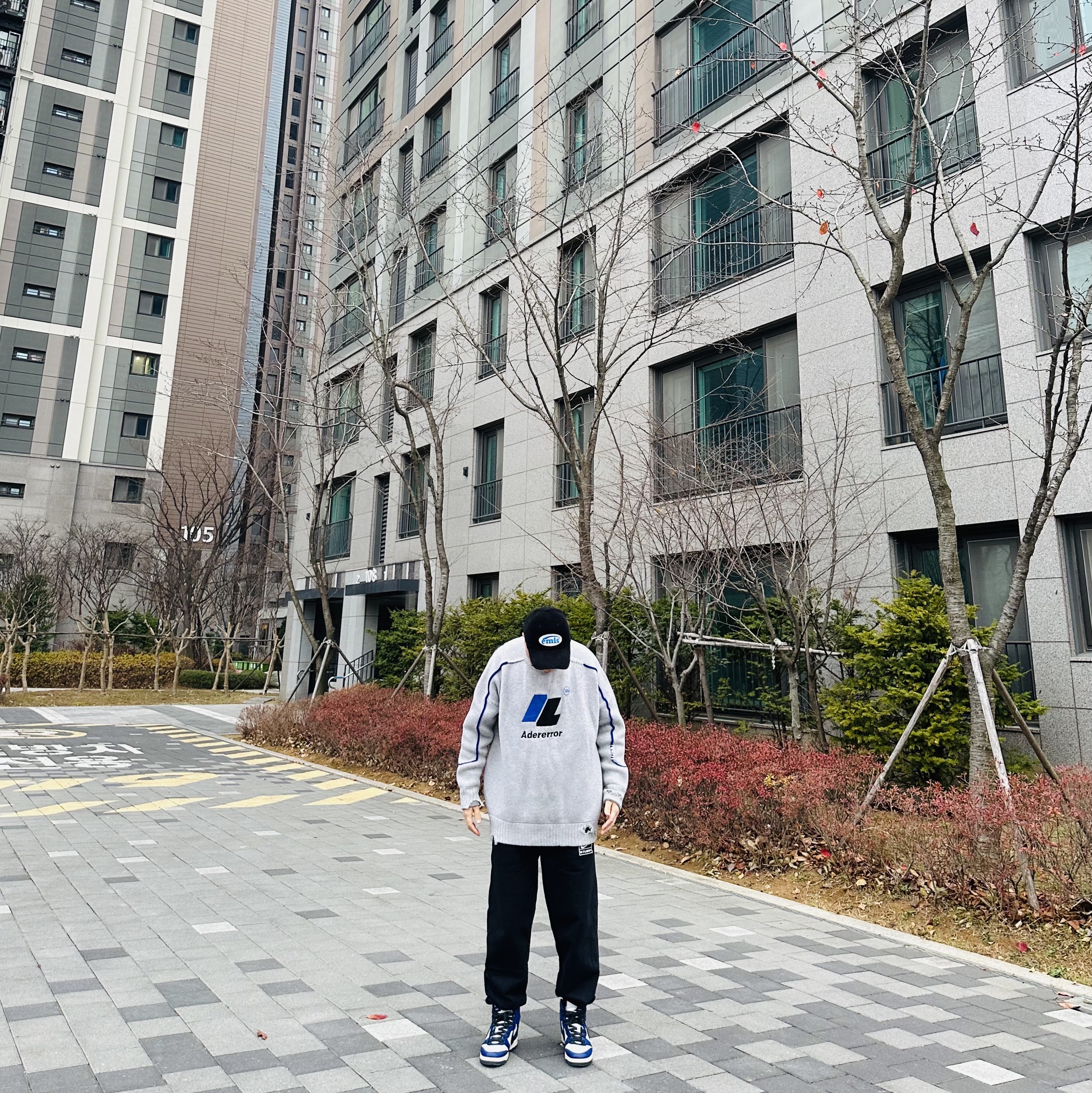 Emis Corduroy Wappen Ball Cap Black, Zara x Ader Error Oversize Sweater Grey 착용 스타일 - 2