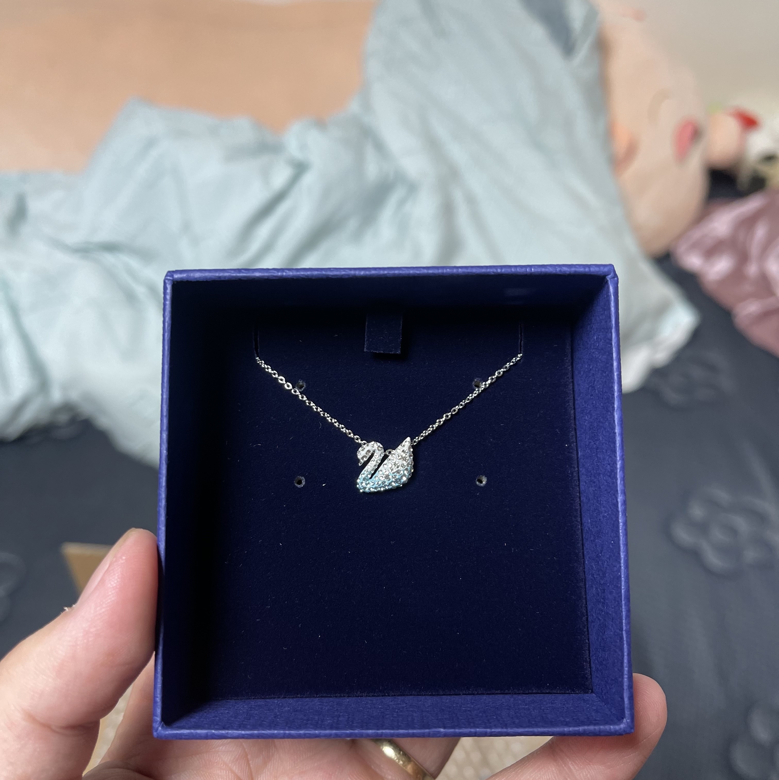 (W) Swarovski Iconic Swan Pendant Small Blue Rhodium Plated 착용 스타일