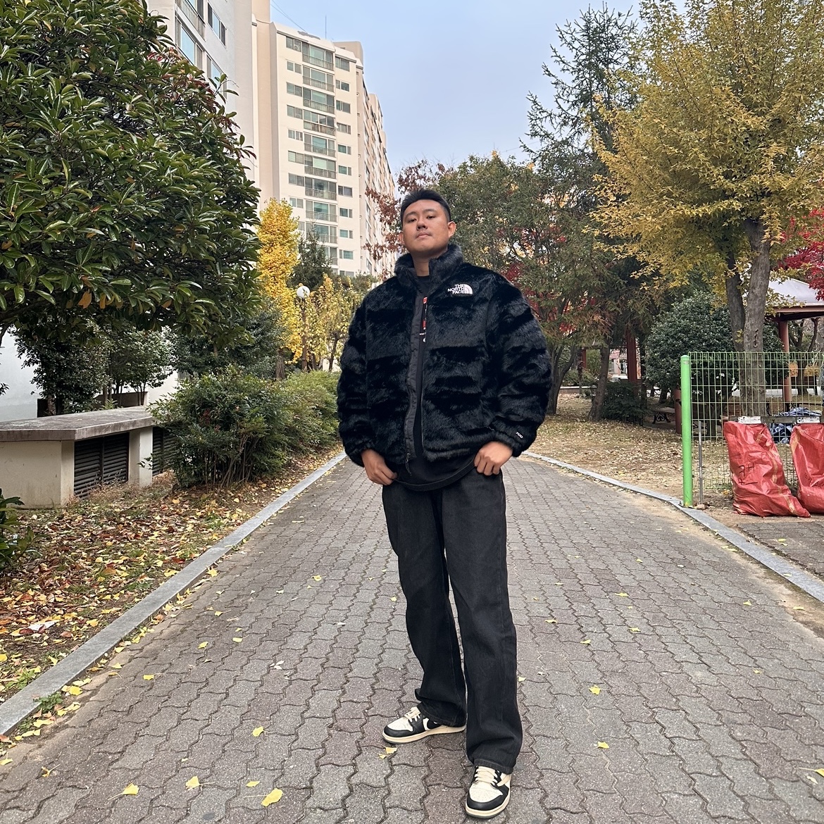Jordan 1 x Travis Scott x Fragment Retro Low OG SP Military Blue, Supreme x The North Face Faux Fur Nuptse Jacket Black - 20FW 착용 스타일