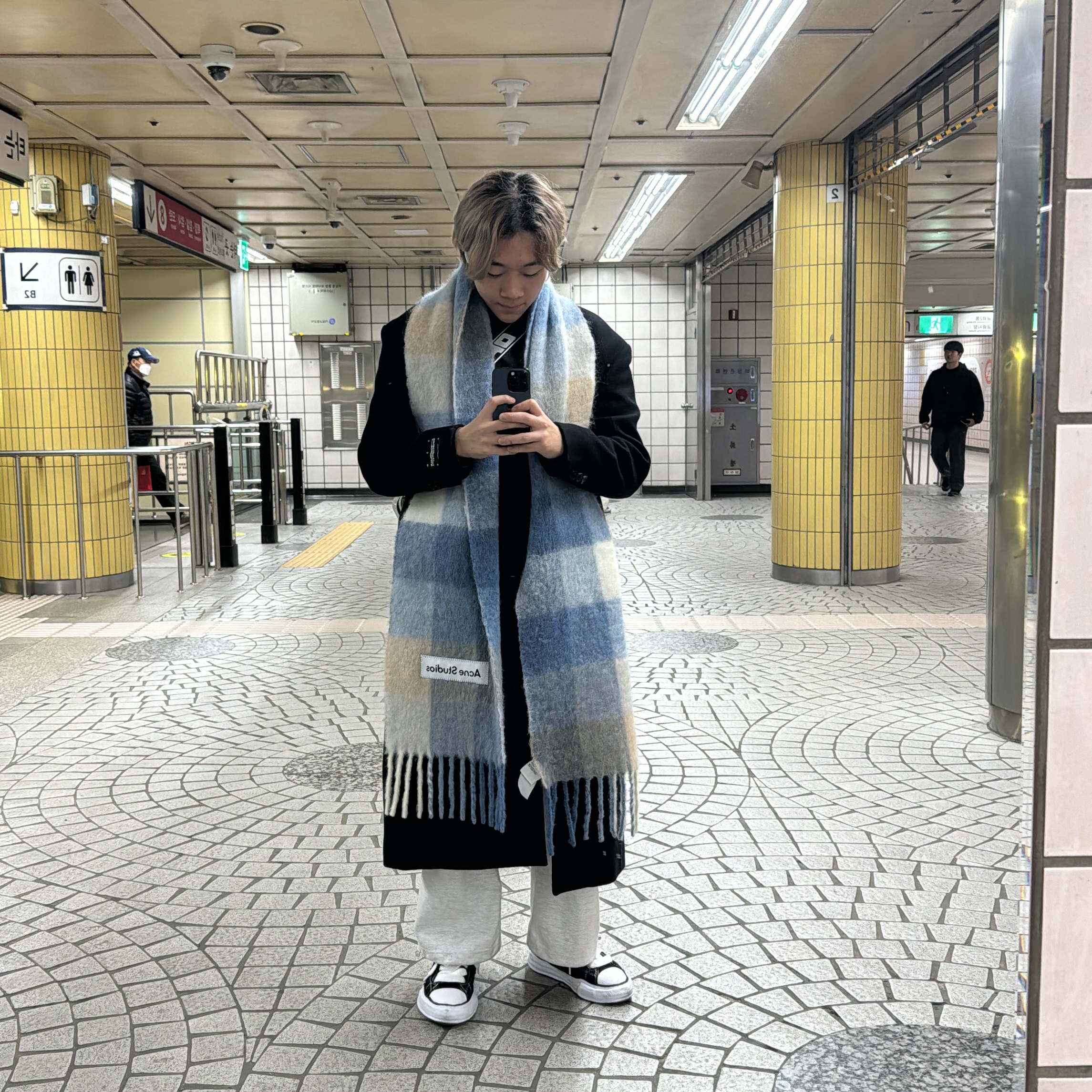 Acne Studios Mohair Check Muffler Pastel Blue Beige, Zara x Ader Error Wool Blend Oversize Coat Black 착용 스타일