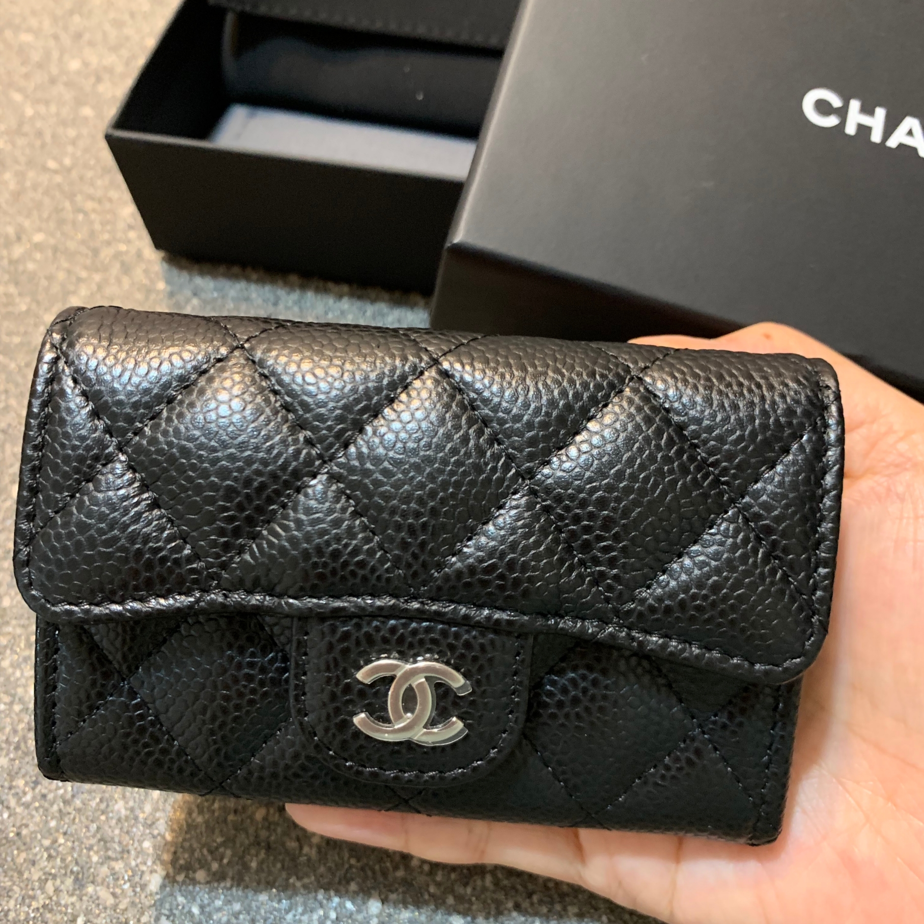 Chanel Classic Card Holder Grained Calfskin & Silver Black 착용 스타일