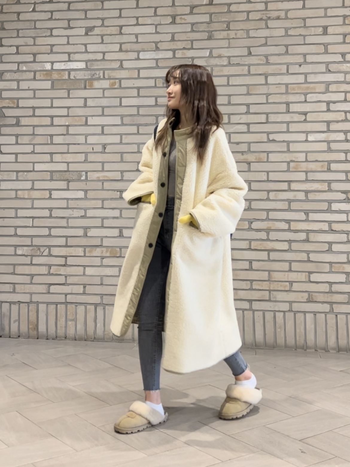 (W) UGG Coquette Slipper Chestnut, A.P.C. Daniela Shopping Bag Indigo 착용 스타일 - 3