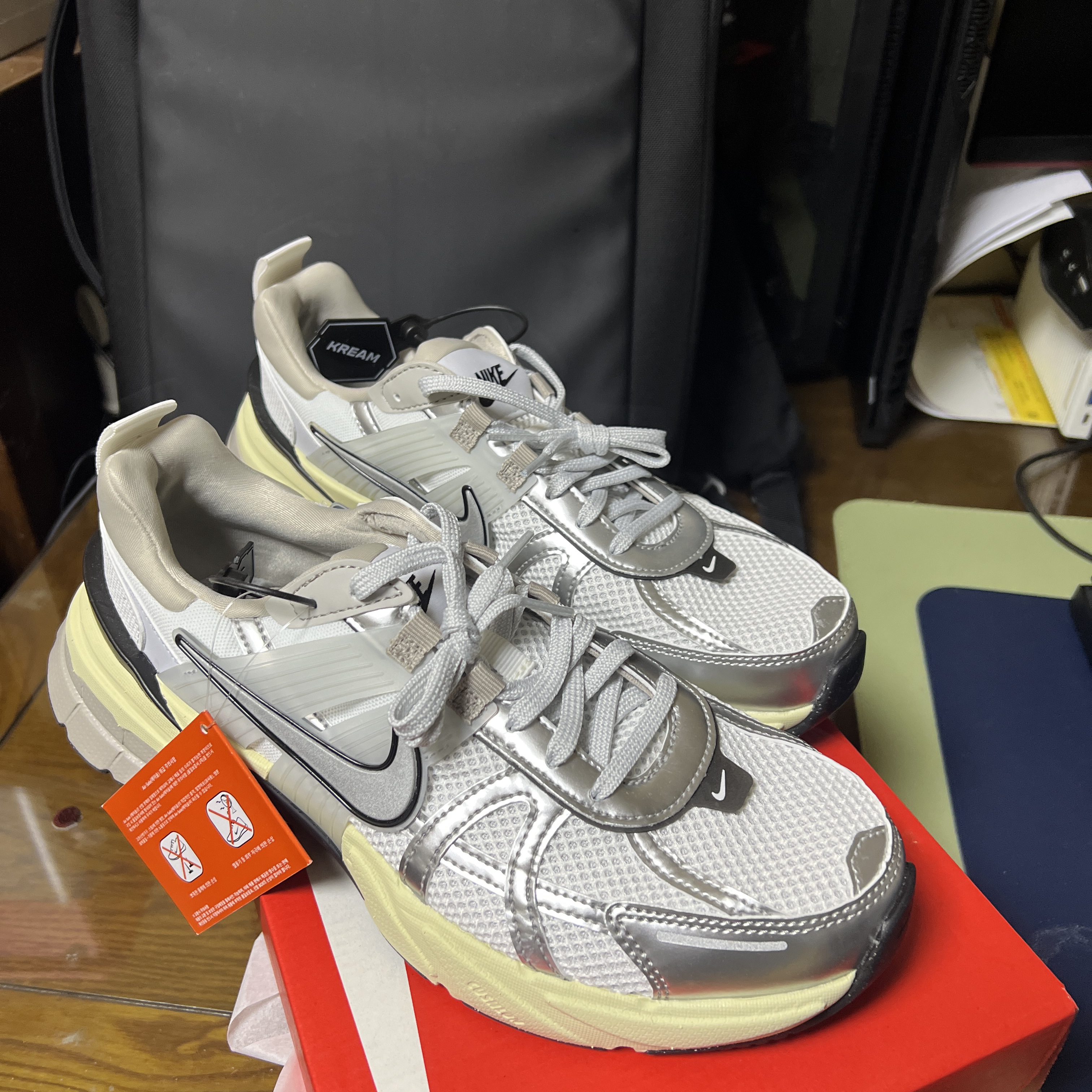 Nike V2K Run Summit White Metallic Silver 착용 스타일 - 1