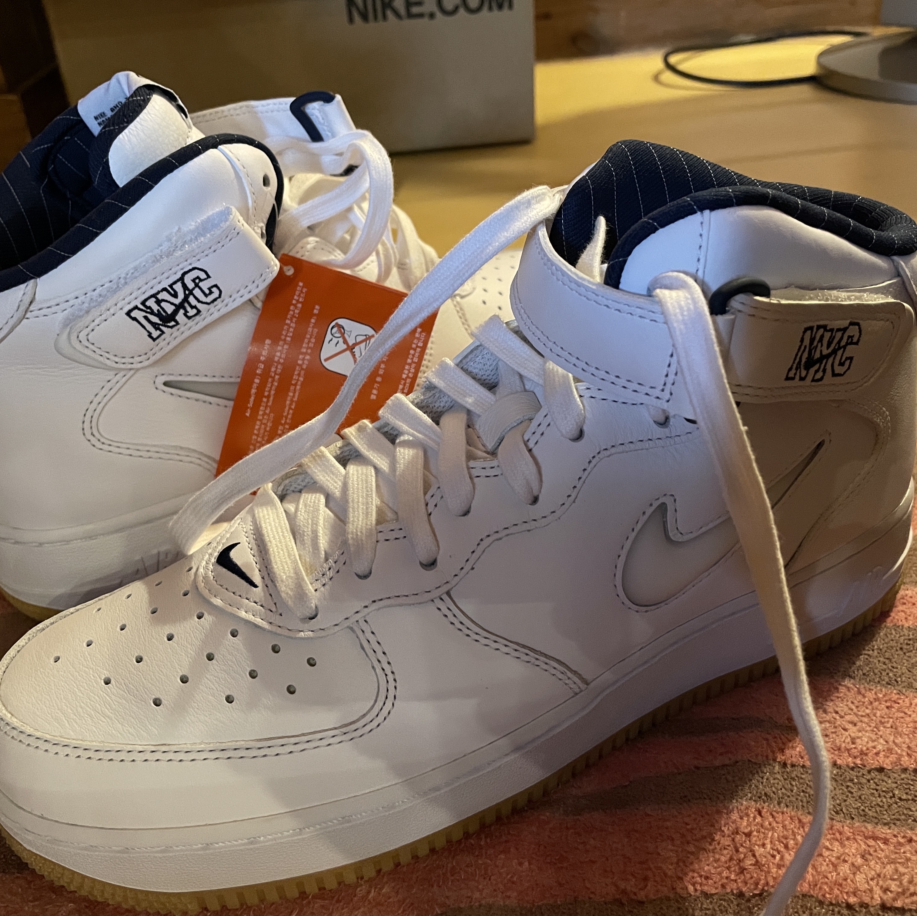 Nike Air Force 1 Mid QS NYC White Midnight Navy 착용 스타일