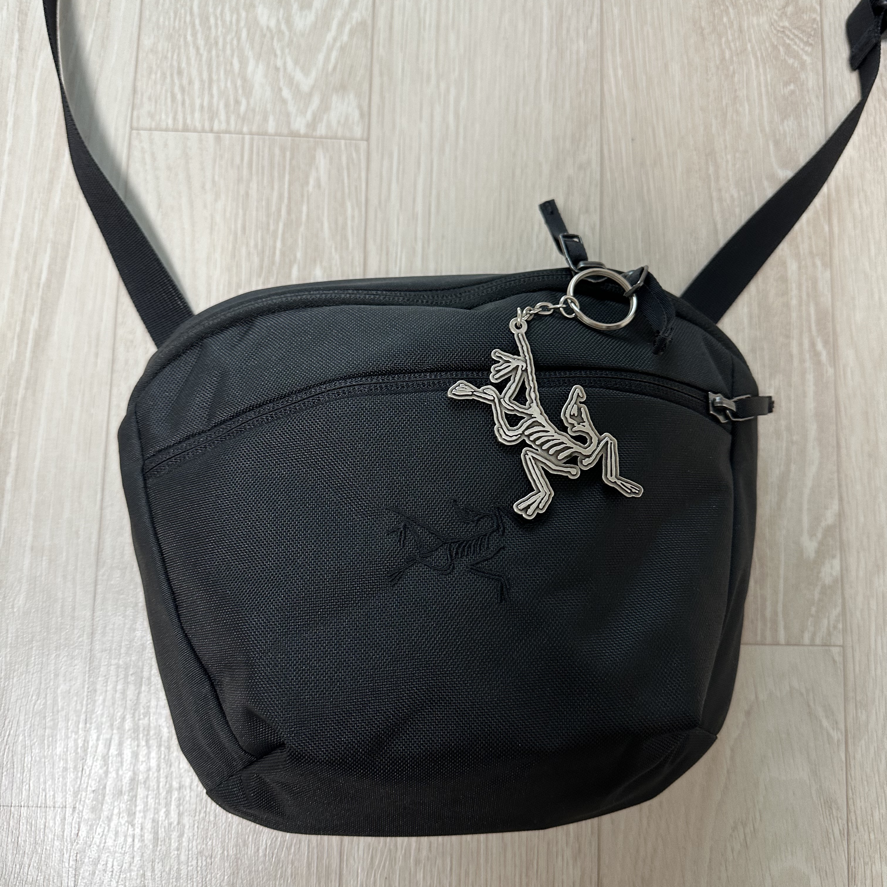 Arc'teryx Keyring Metal 착용 스타일