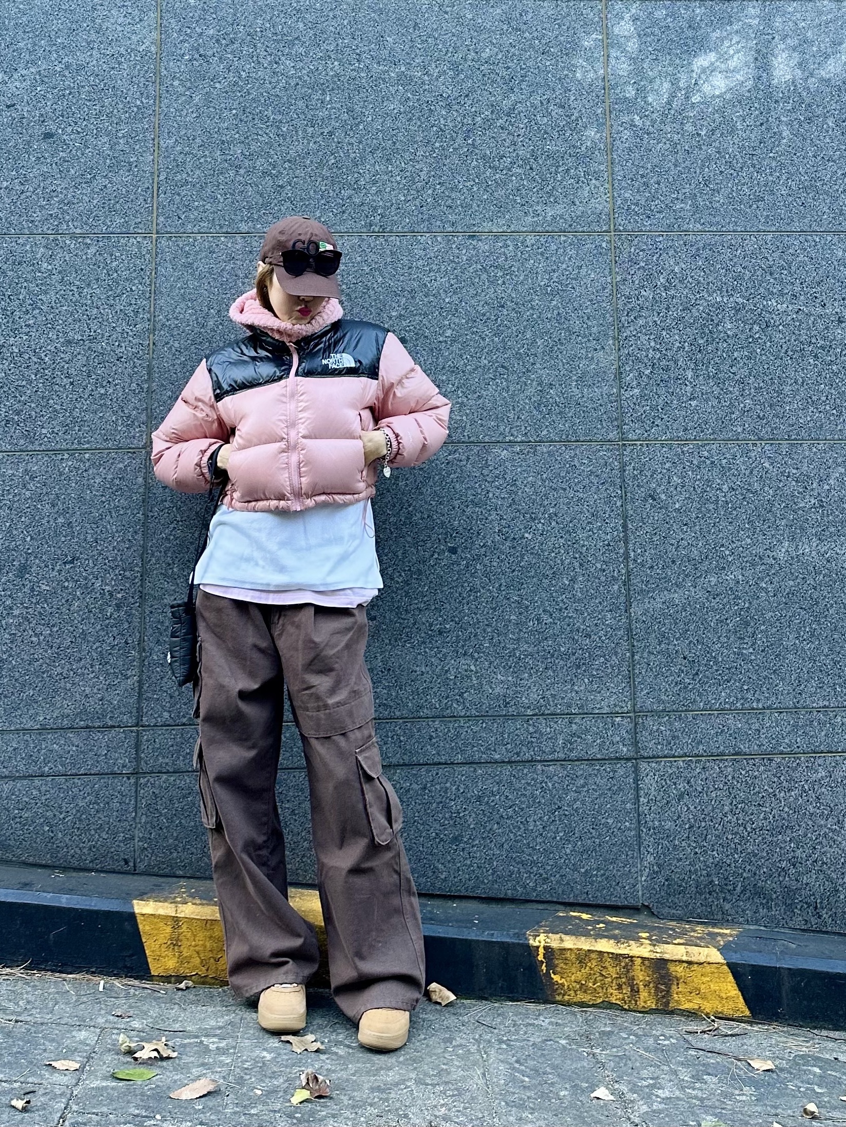 Supreme Puffer Neck Pouch Black - 22FW, Nike x Supreme Air Force 1 Low Flax 착용 스타일 - 3