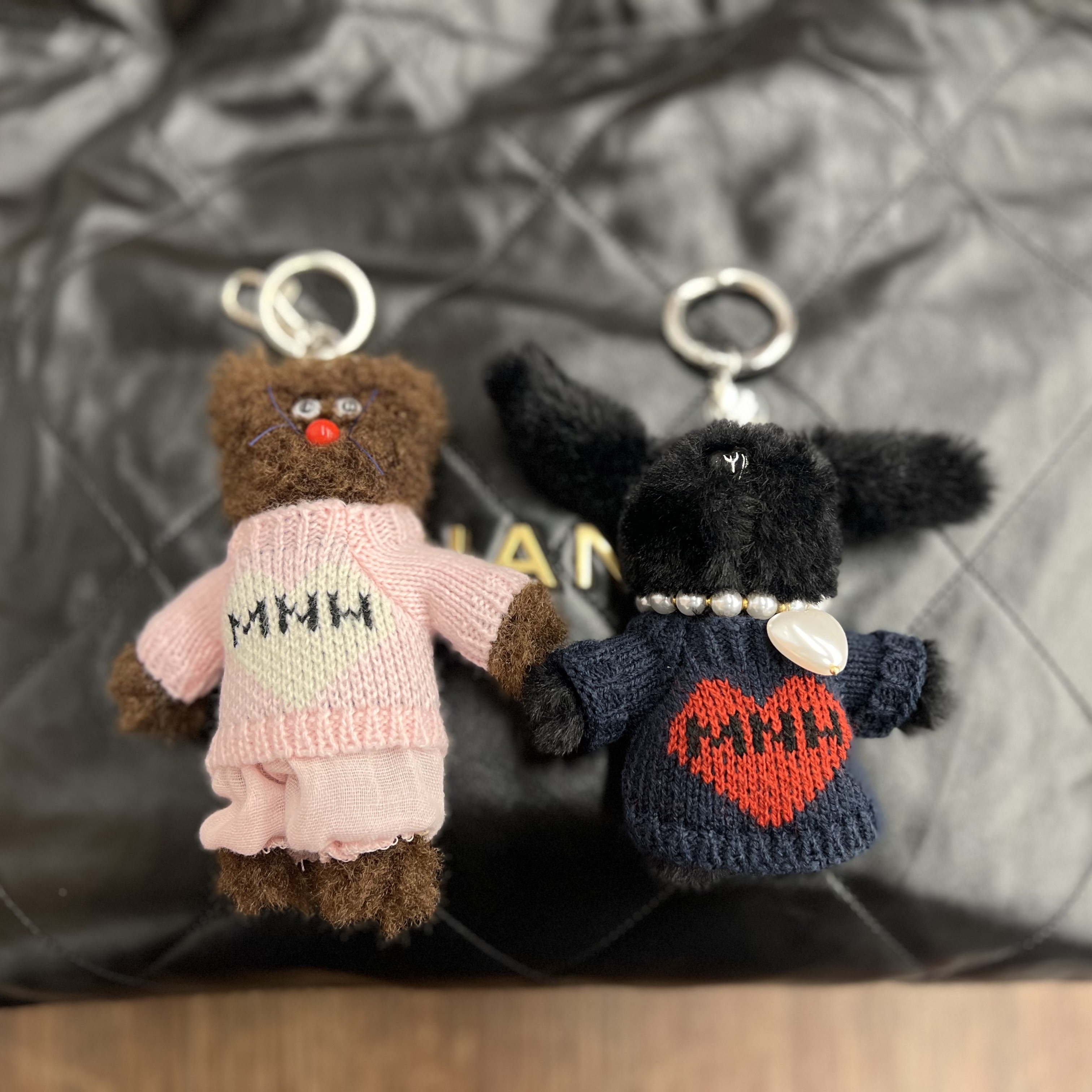[KREAM 단독] Monamhee Bred Keyring with Pink Pants Brown 착용 스타일