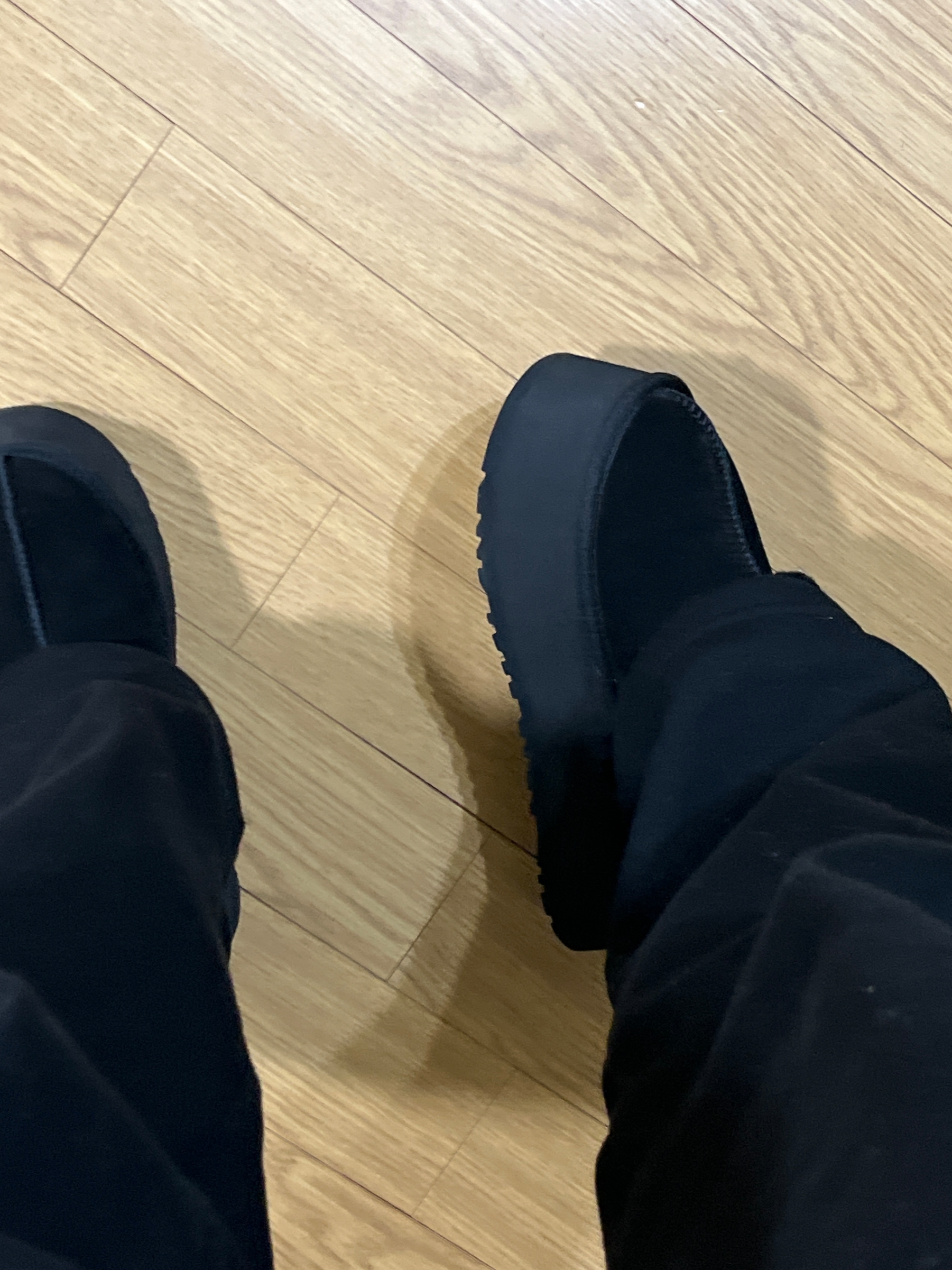 (W) UGG Funkette Slides Black 착용 스타일
