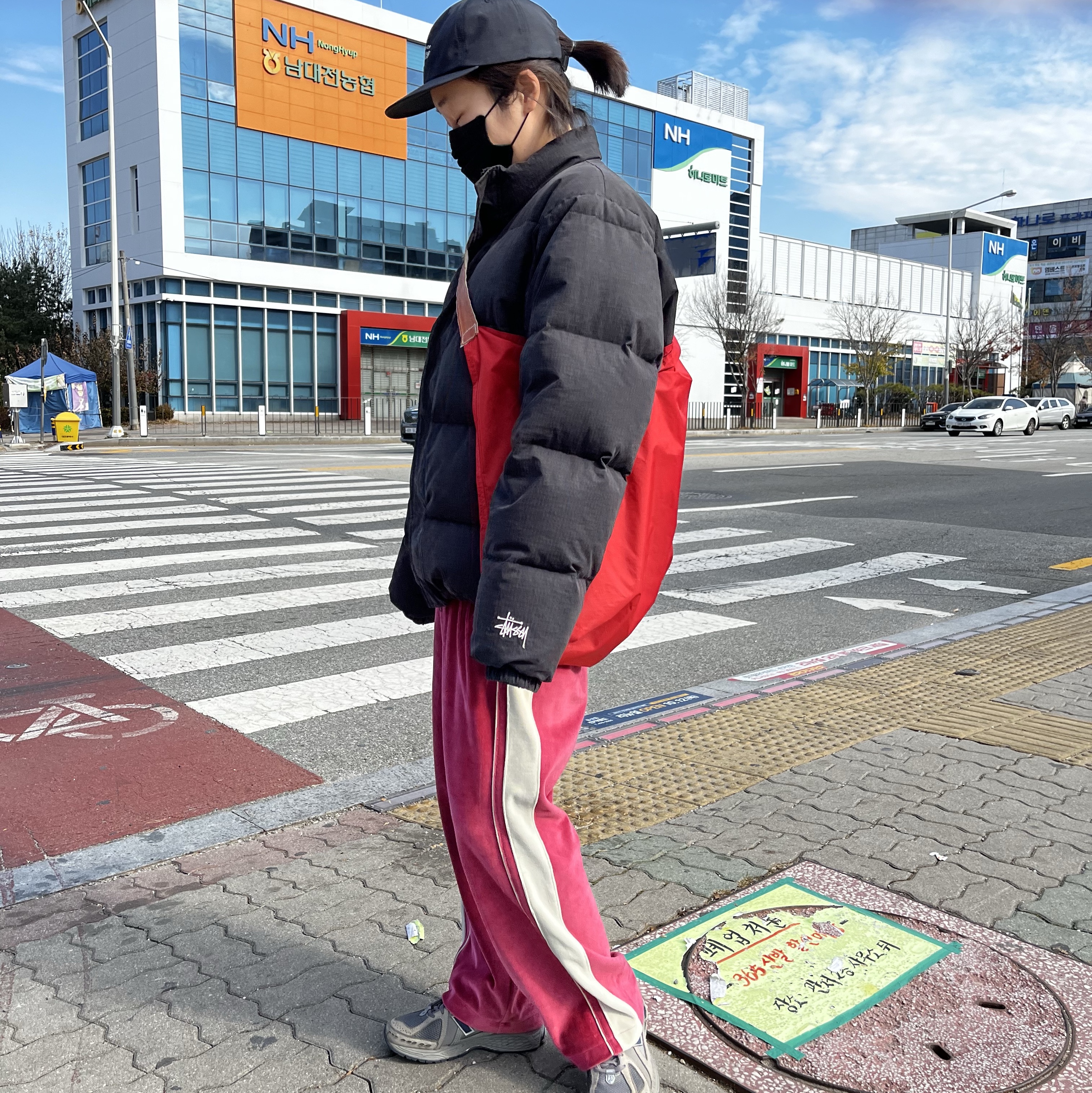 Stussy Ripstop Down Puffer Jacket Black, Champion x Thisisneverthat Velour Track Pants Plum 착용 스타일 - 1