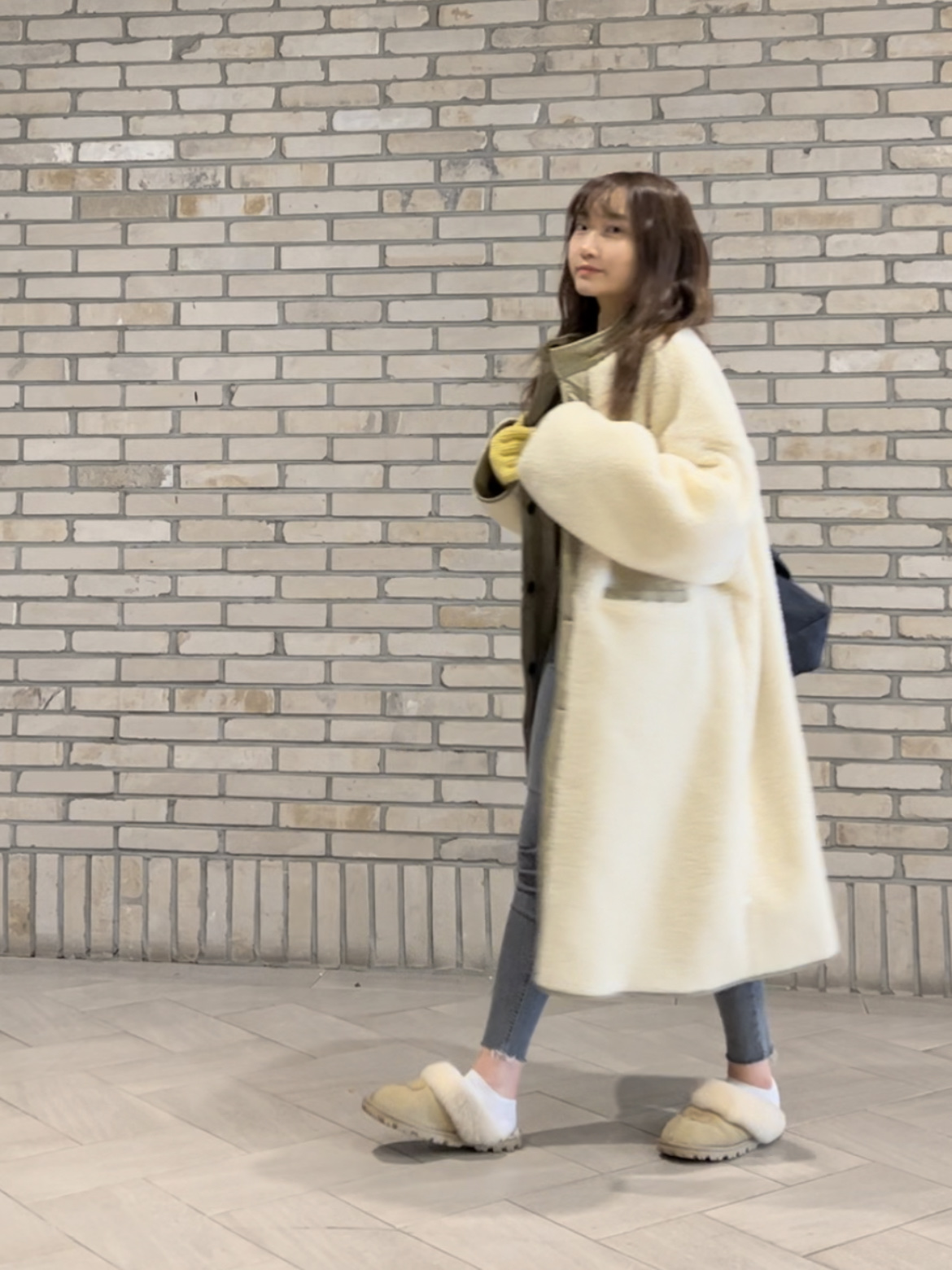 (W) UGG Coquette Slipper Chestnut, A.P.C. Daniela Shopping Bag Indigo 착용 스타일 - 1