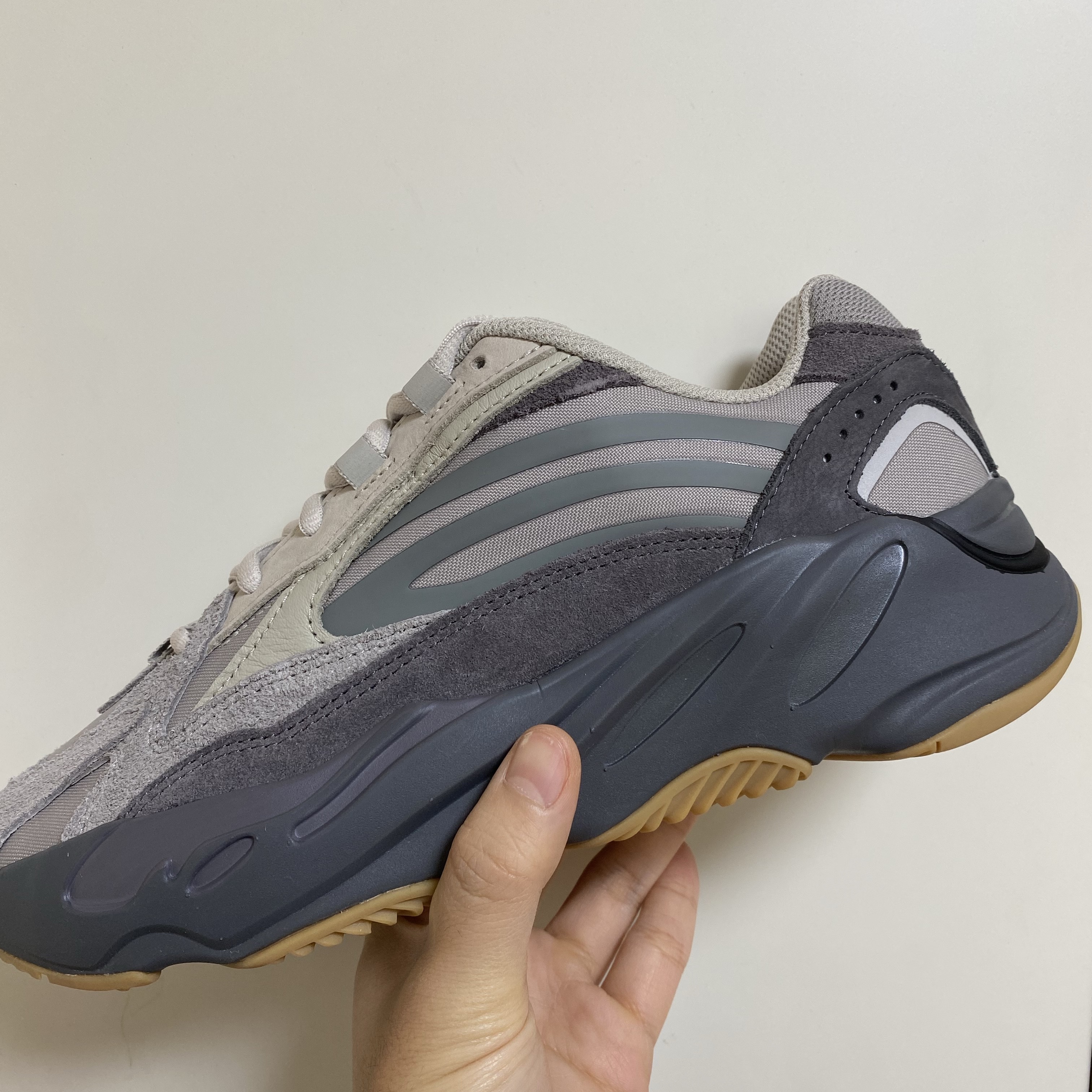 Adidas Yeezy Boost 700 V2 Tephra 2023 착용 스타일 - 2