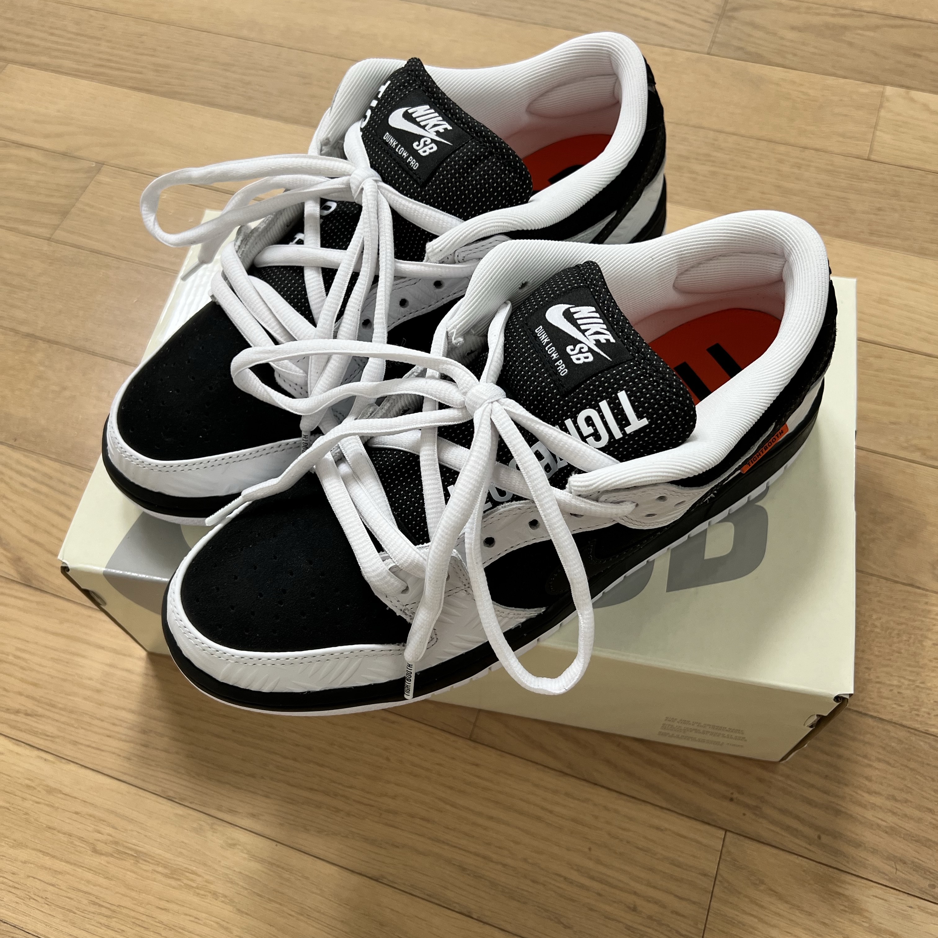 Nike x Tightbooth SB Dunk Low Pro Black and White 착용 스타일