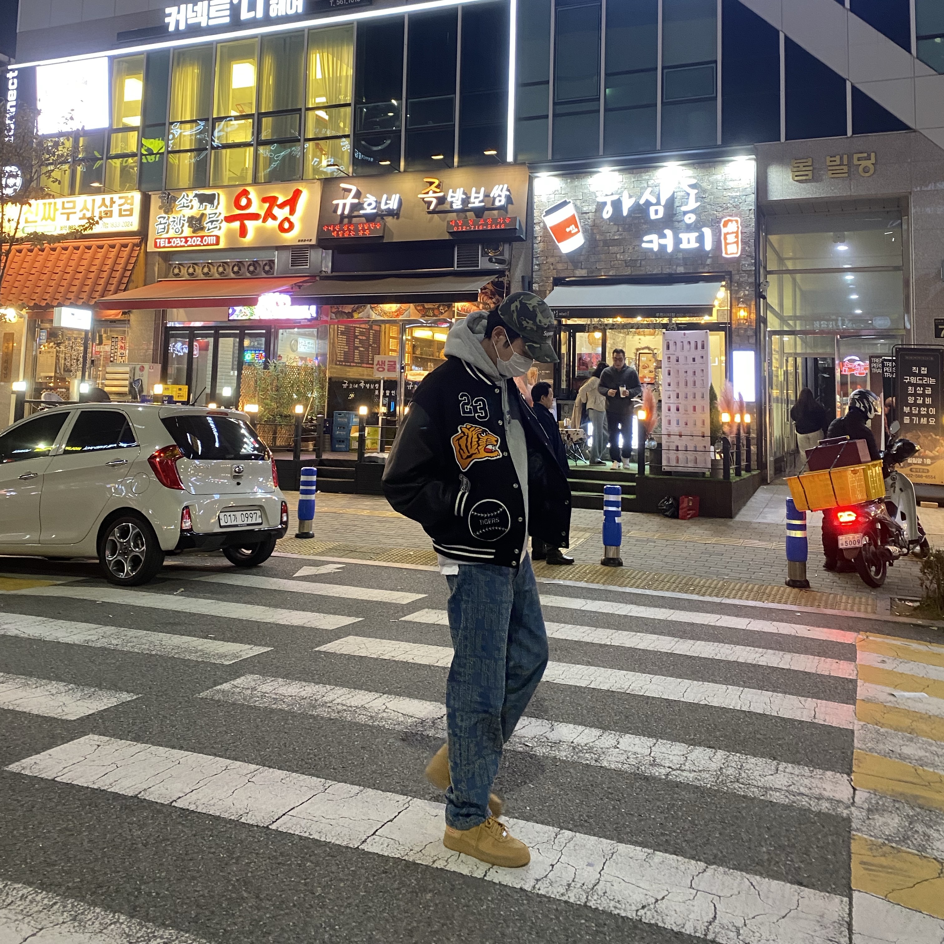Supreme Needle Punch Regular Jean Washed Blue - 23FW, Supreme Bandana Box Logo Hooded Sweatshirt Heather Grey - 19FW 착용 스타일