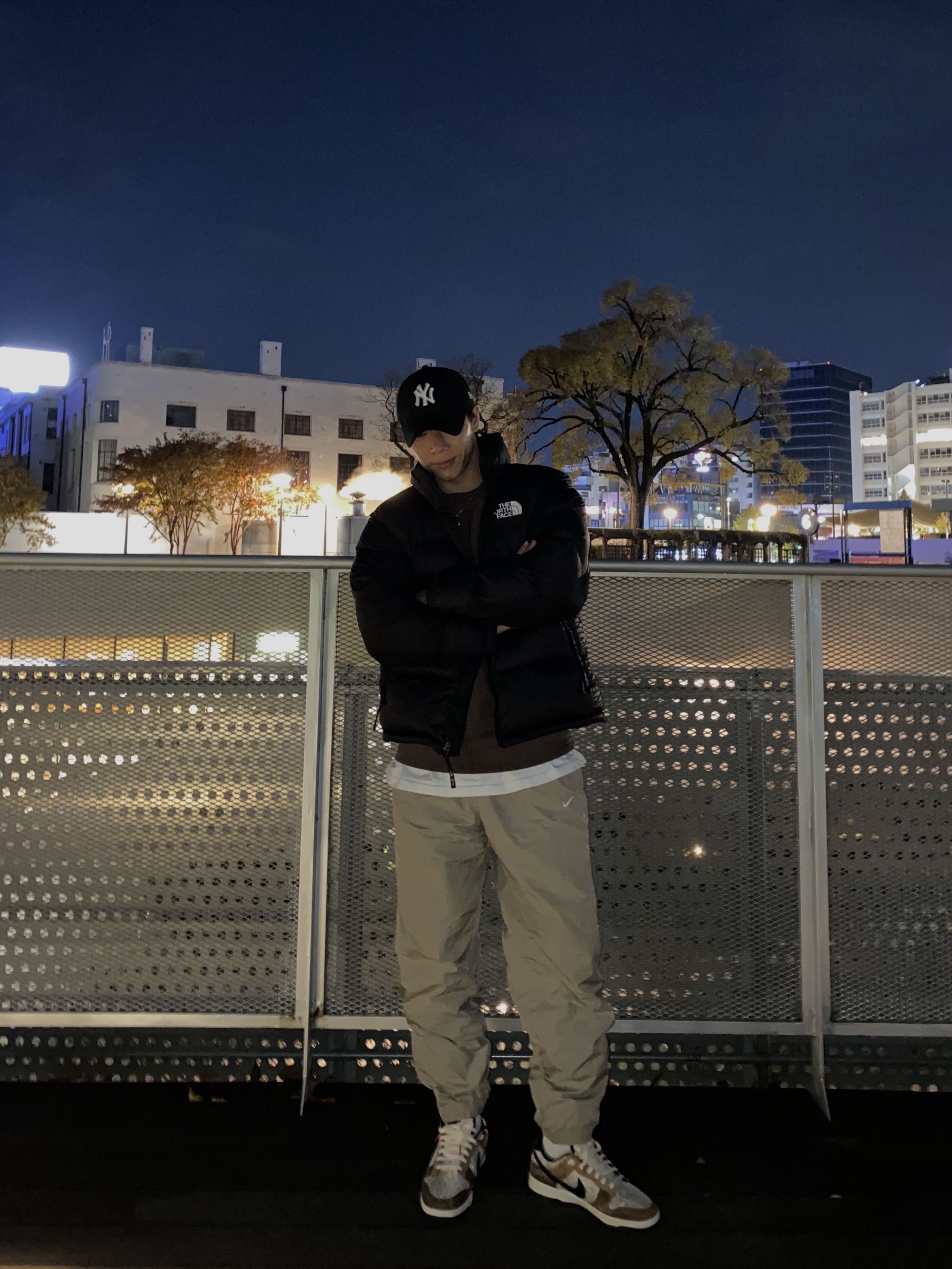 The North Face 1996 Retro Nuptse Jacket Black, Nike M NRG Track Pants Khaki 착용 스타일 - 2