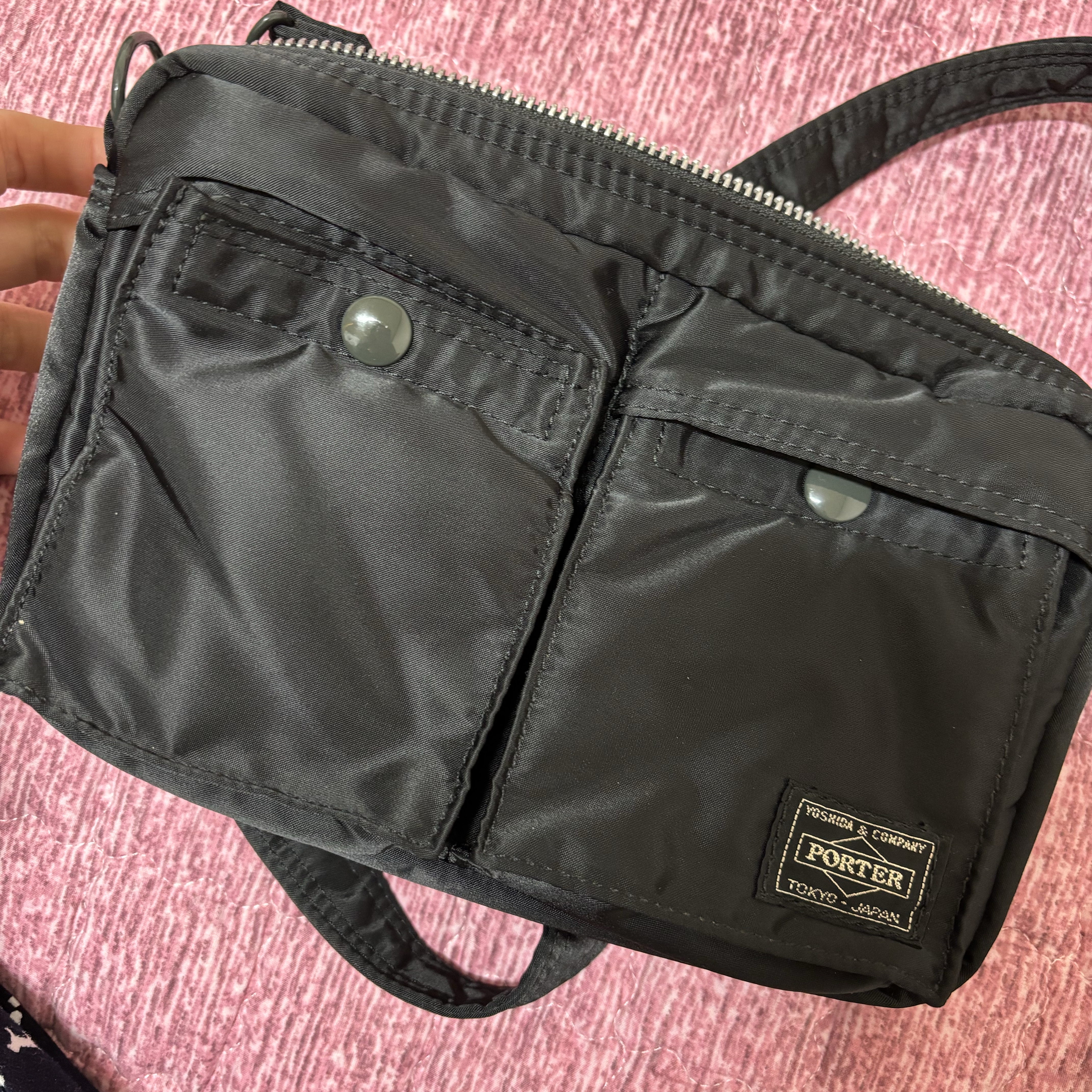 Porter Tanker Shoulder Bag Black 착용 스타일