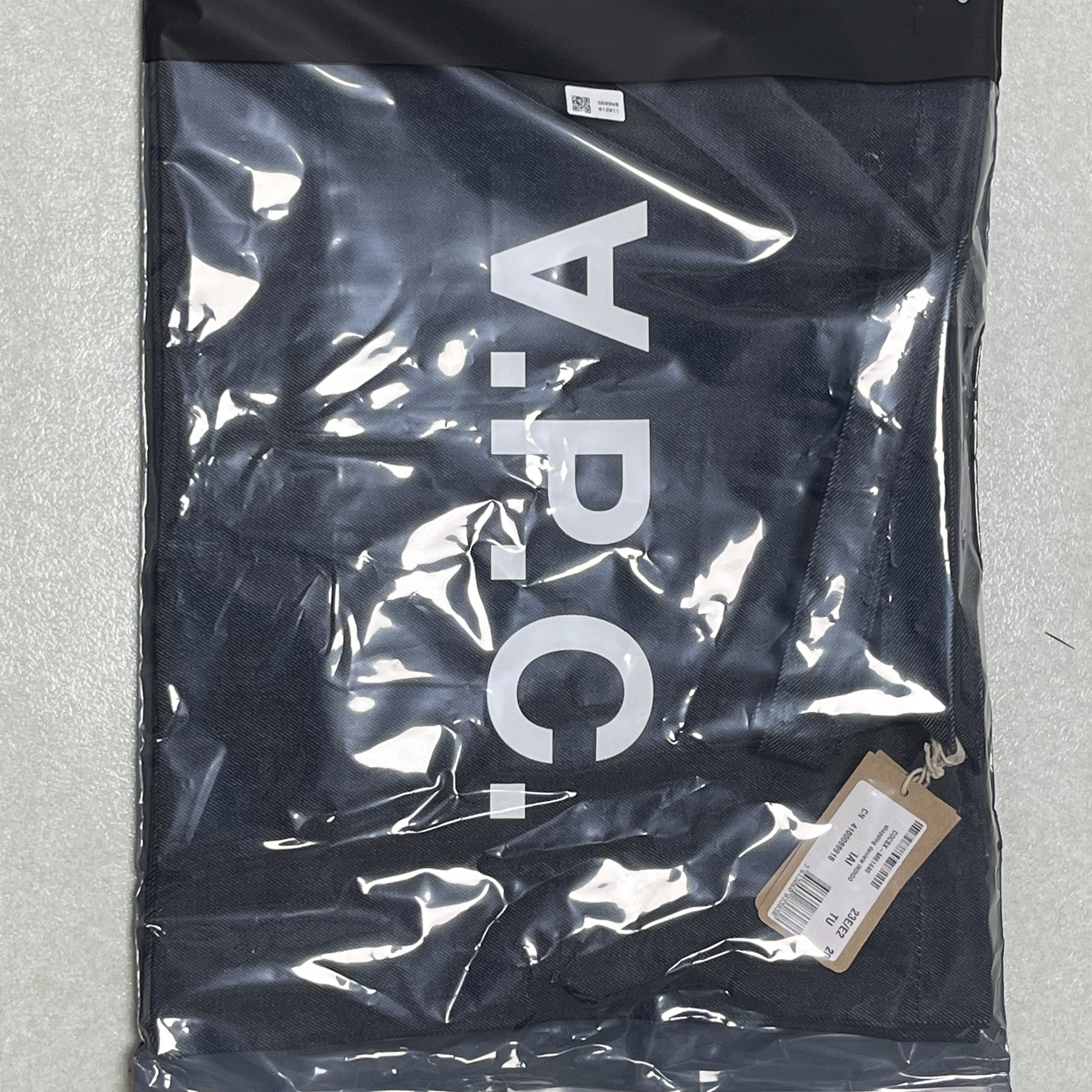 A.P.C. Daniela Shopping Bag Indigo 착용 스타일