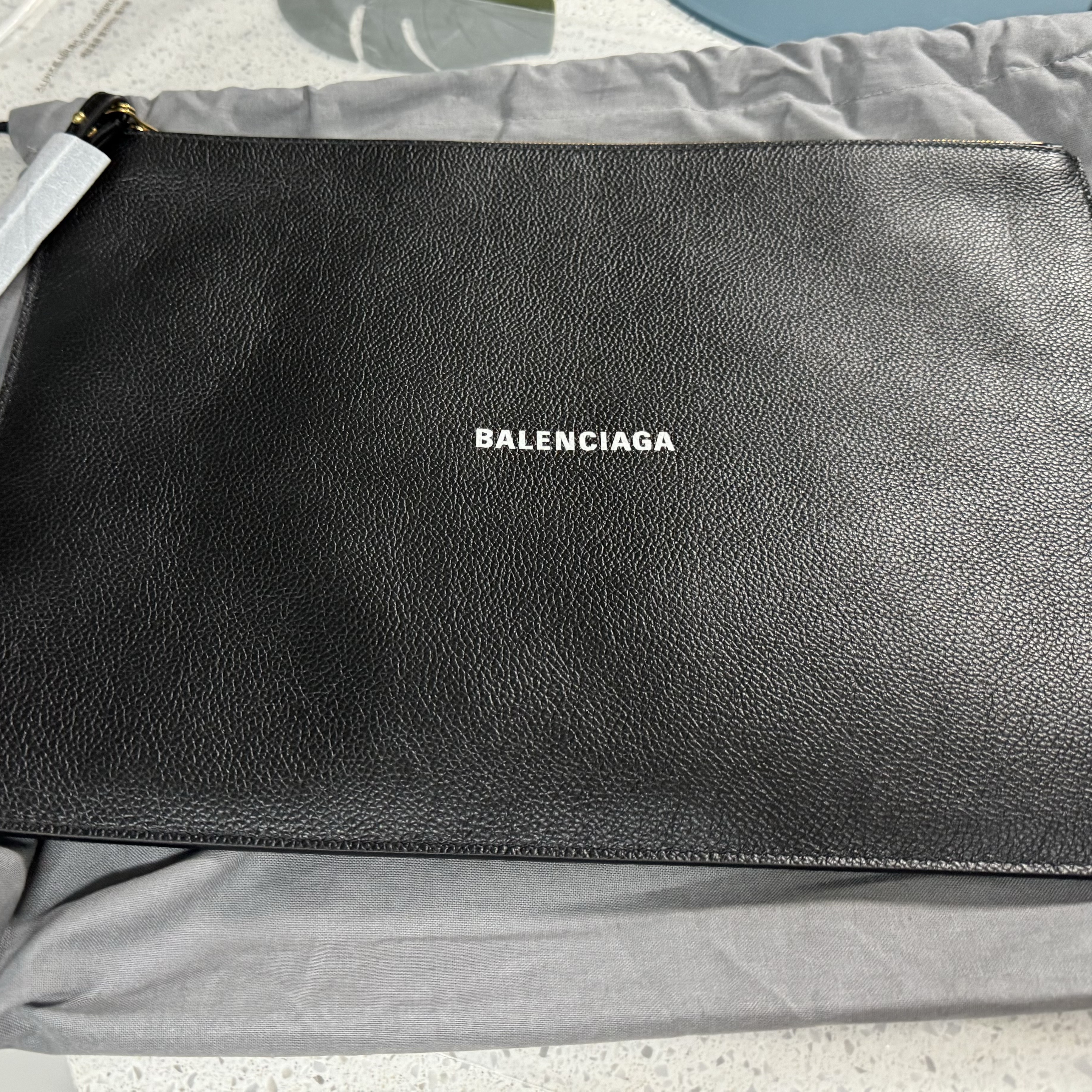Balenciaga Calfskin Cash Pouch Black 착용 스타일 - 1