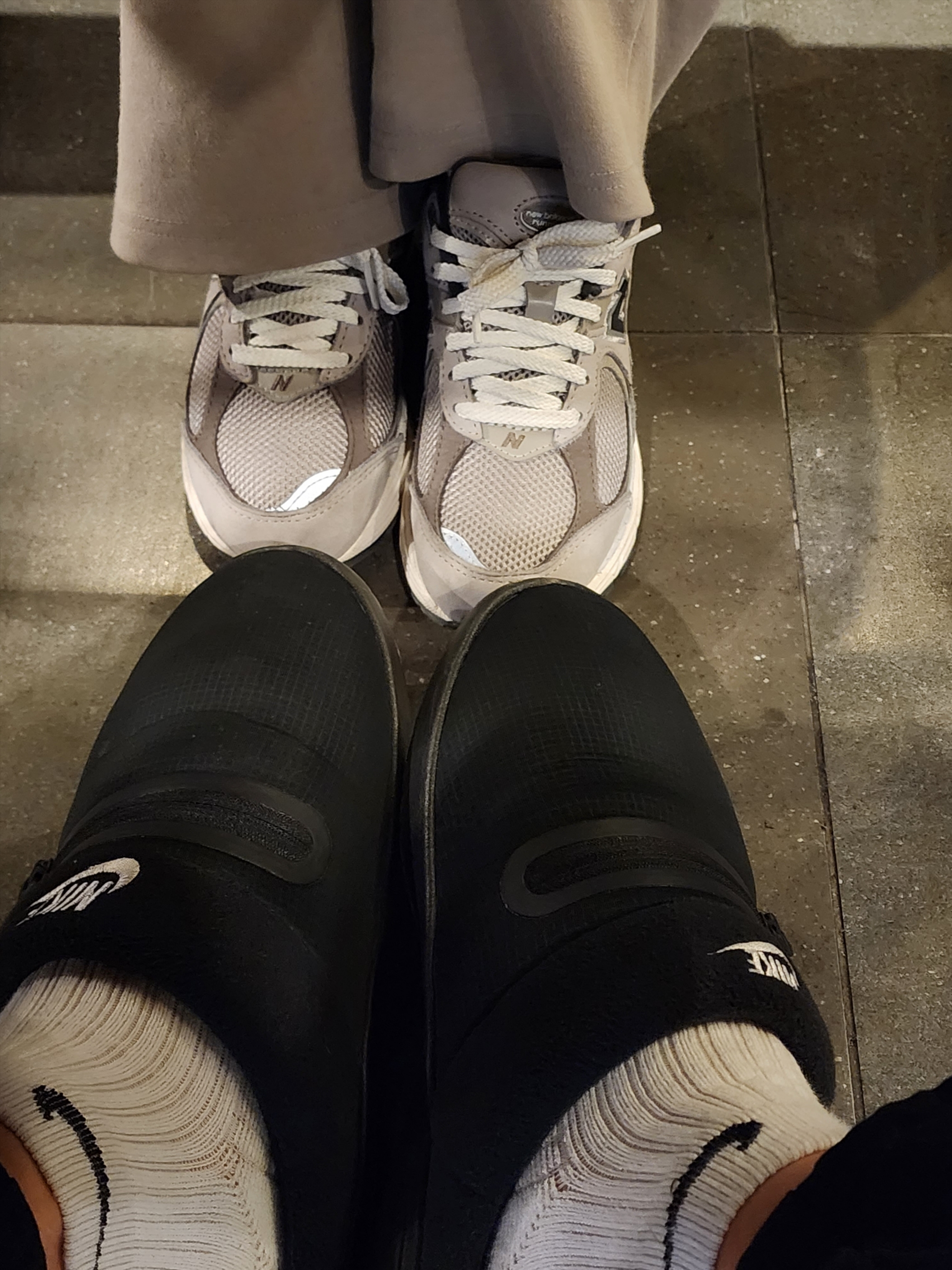 Nike Burrow Black Phantom, New Balance 2002 Warm Alpaca 착용 스타일