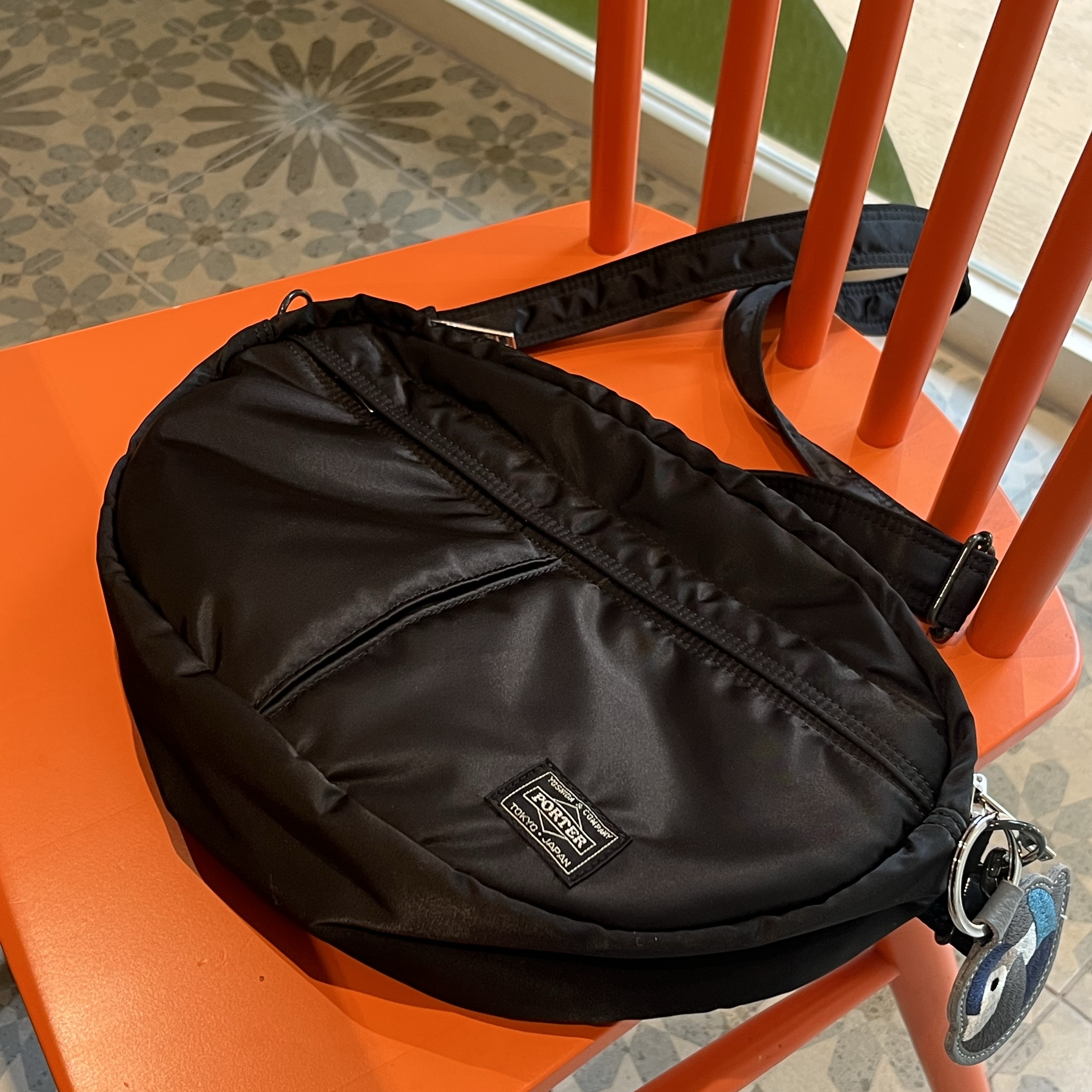 Porter Tanker Shoulder Bag Black, New Balance 990v2 Made in USA Grey Tan 착용 스타일 - 3