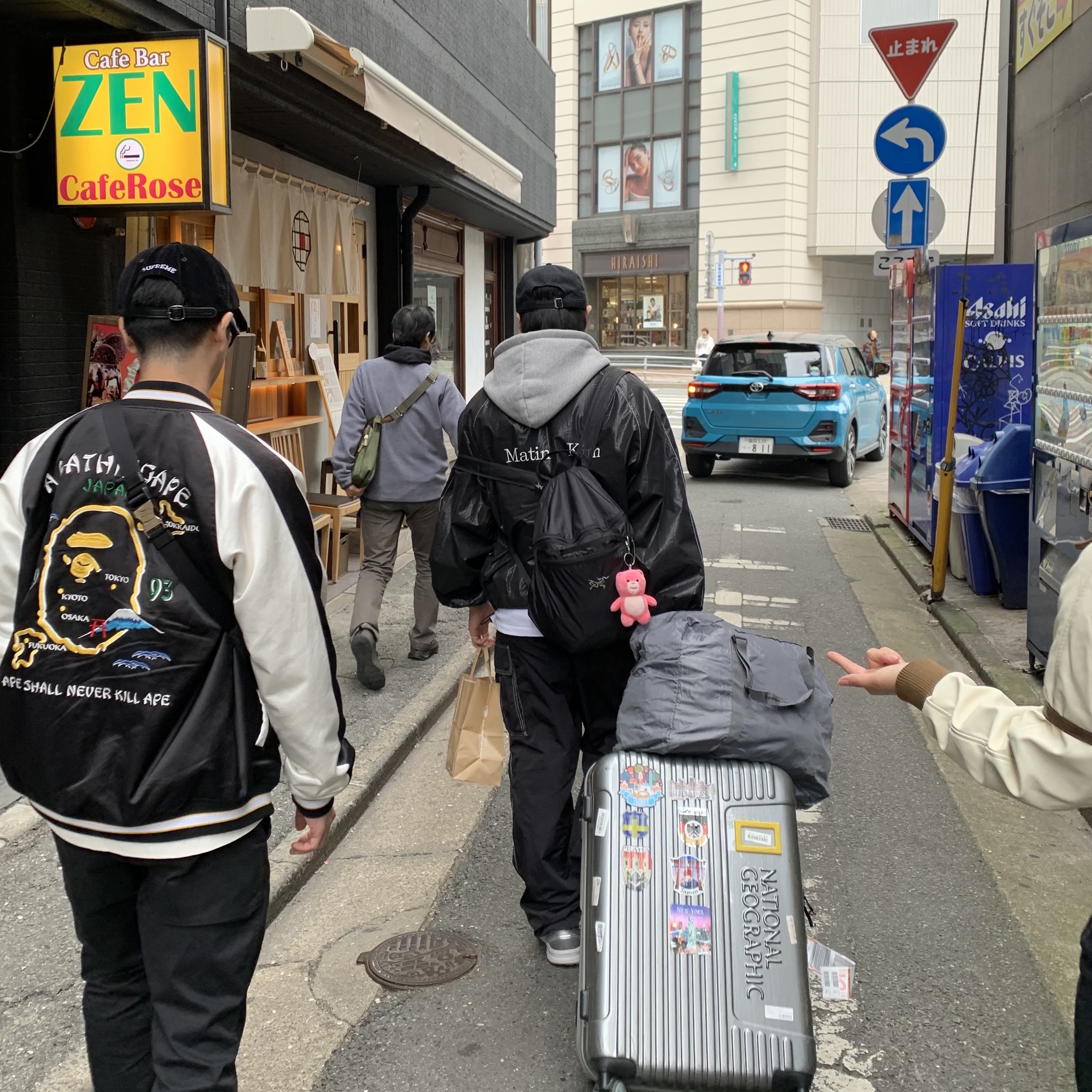 (W) Matin Kim Logo Coating Jumper Black, Arc'teryx Heliad 15 Backpack Black 착용 스타일