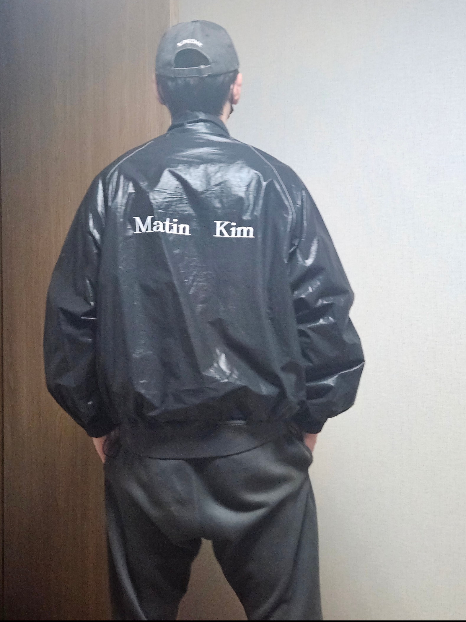 (W) Matin Kim Logo Coating Jumper Black 착용 스타일 - 2