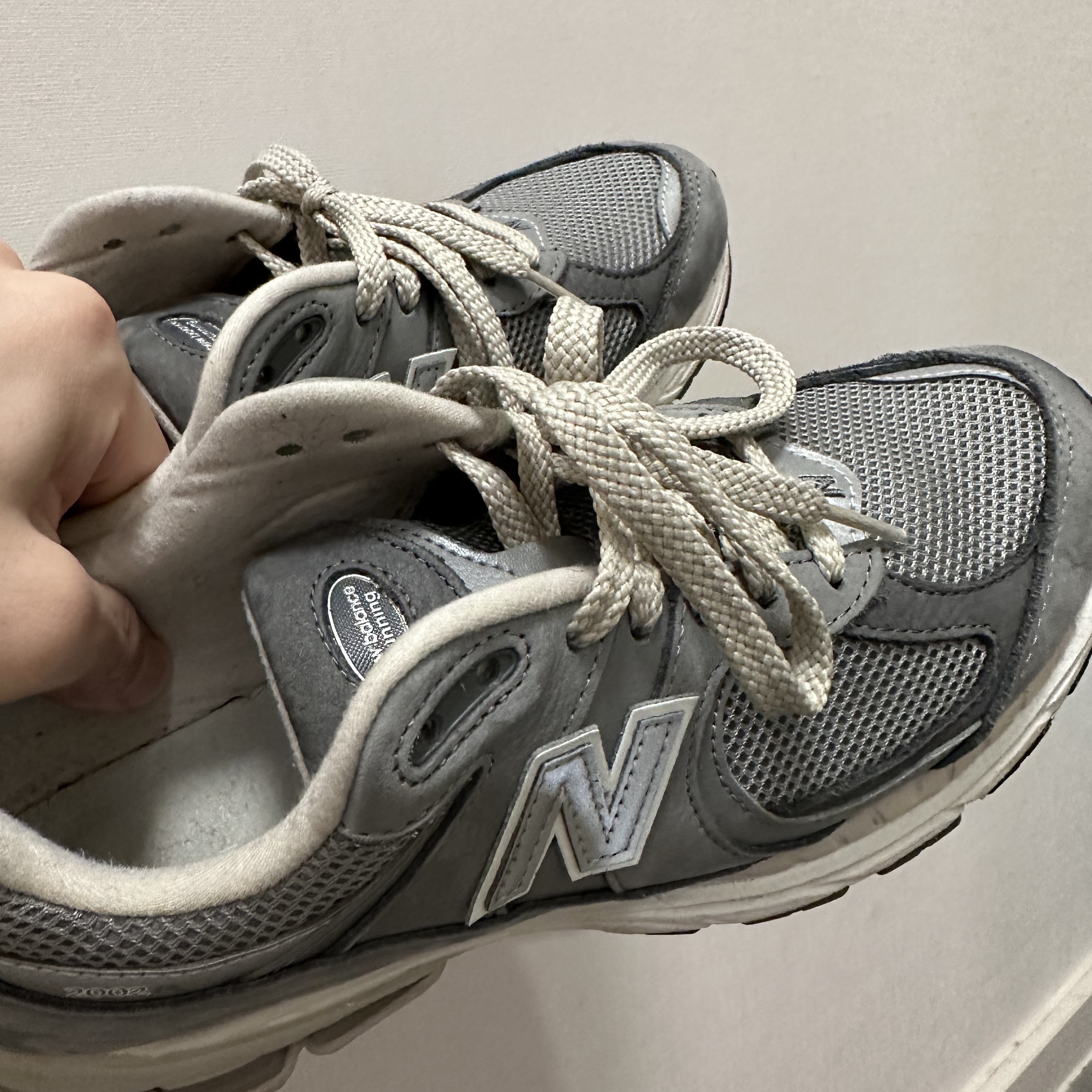 New Balance 2002R Premium Vintage Grey 착용 스타일