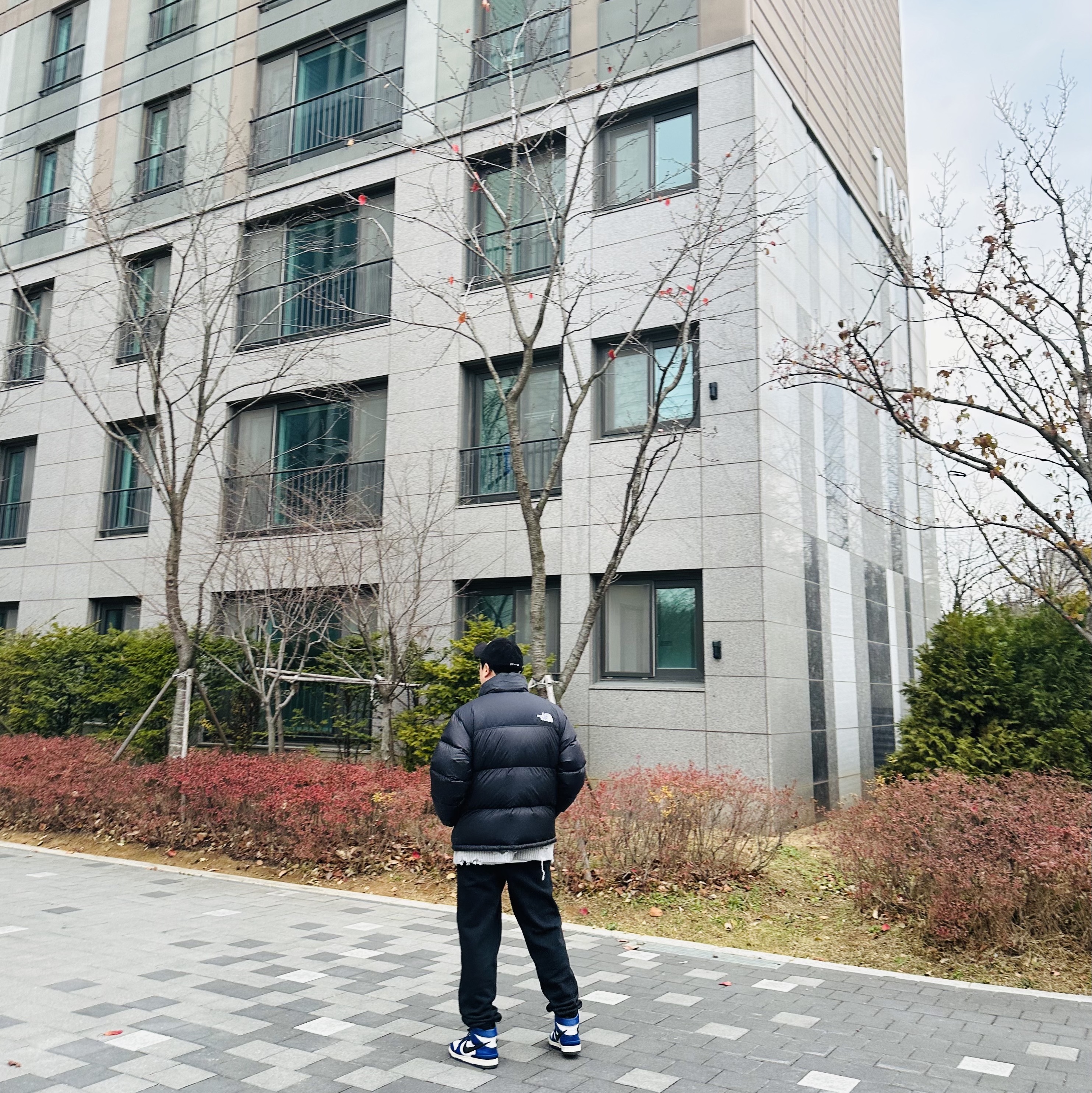 Emis Corduroy Wappen Ball Cap Black, The North Face 1996 Eco Nuptse Jacket Black 착용 스타일 - 4