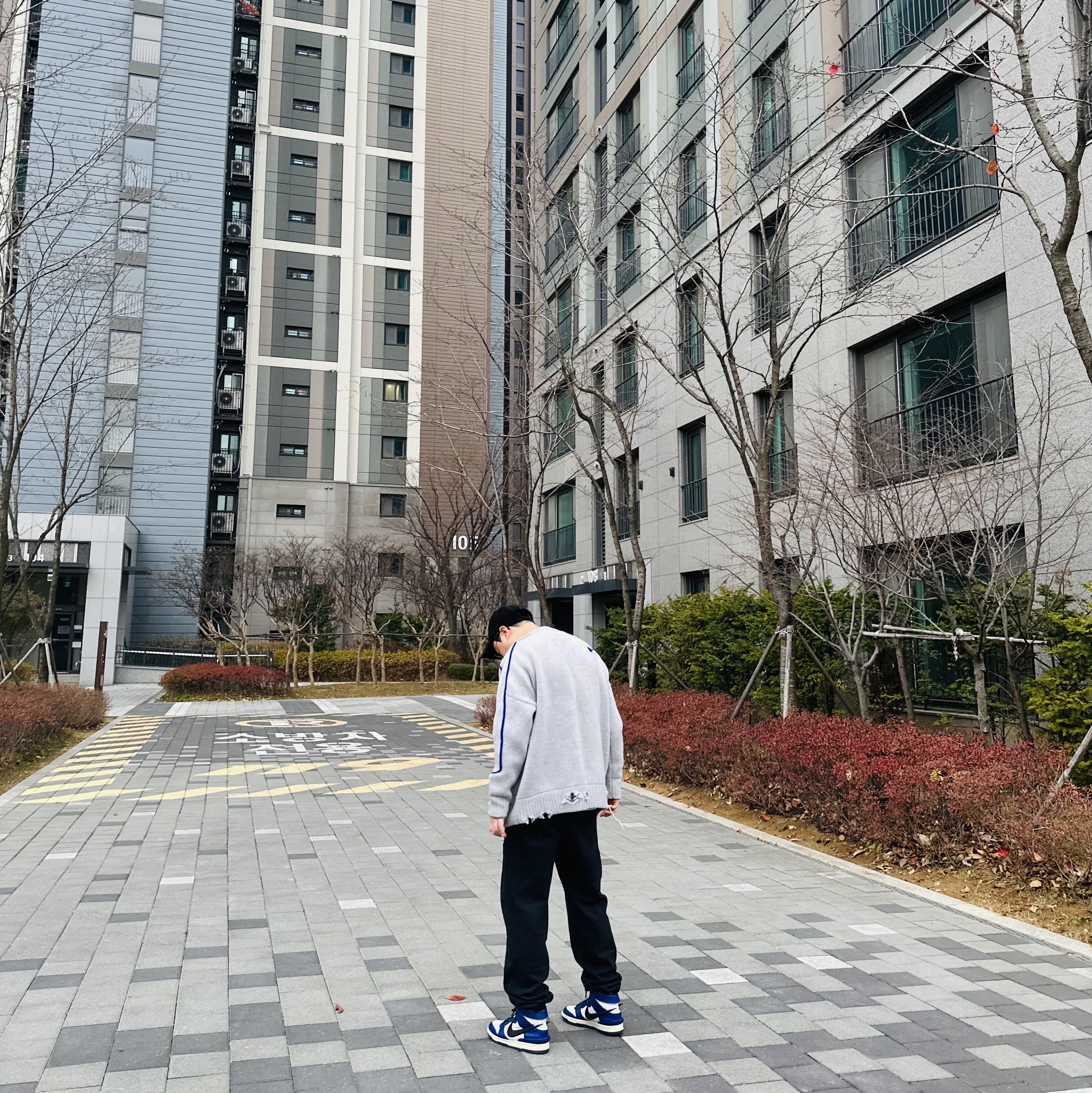 Emis Corduroy Wappen Ball Cap Black, Zara x Ader Error Oversize Sweater Grey 착용 스타일 - 3