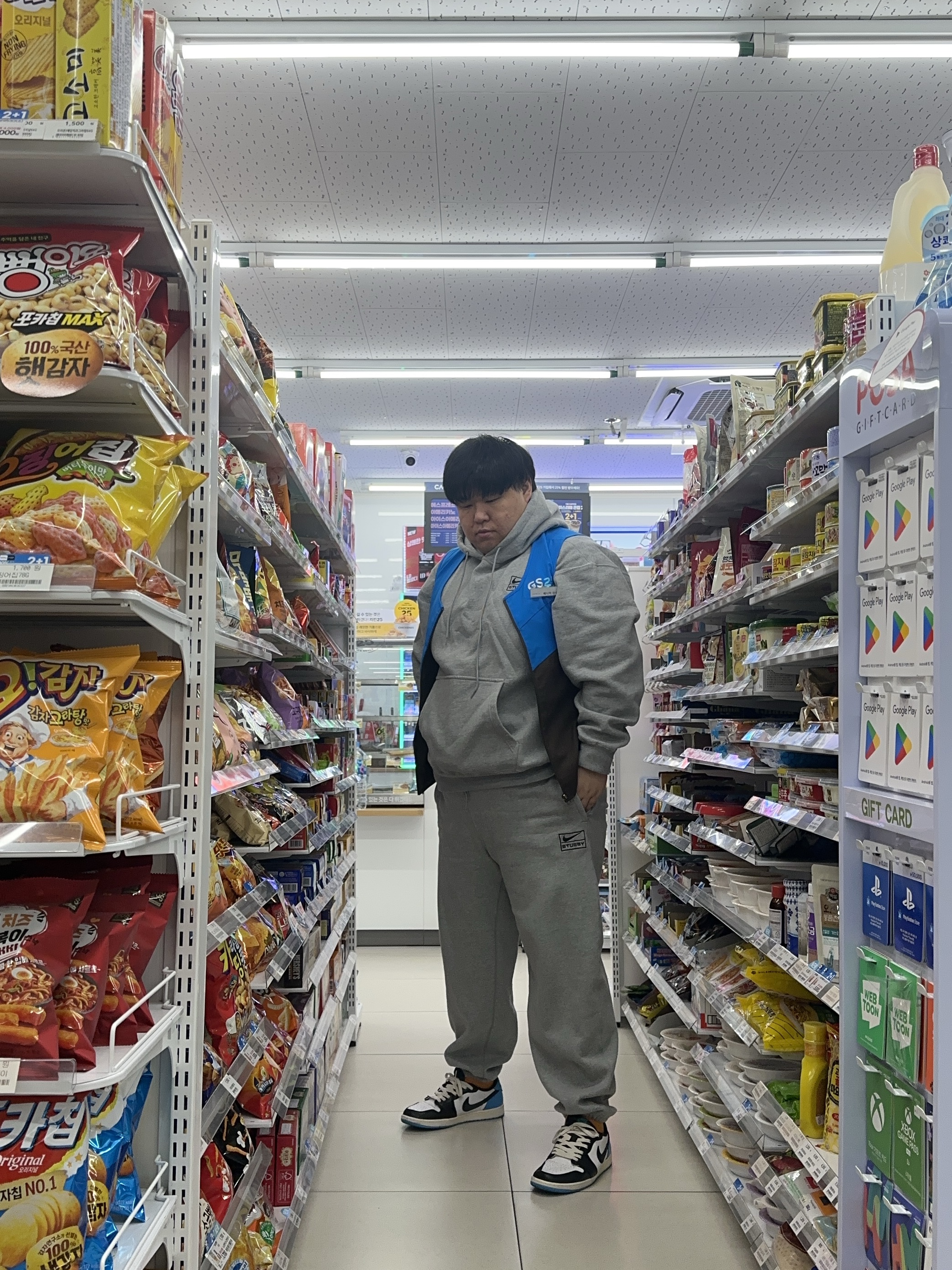 Jordan 1 Retro Low OG Black and Dark Powder Blue, Nike x Stussy NRG RA Pullover Hoodie Dark Grey Heather (DJ9488-063) 착용 스타일