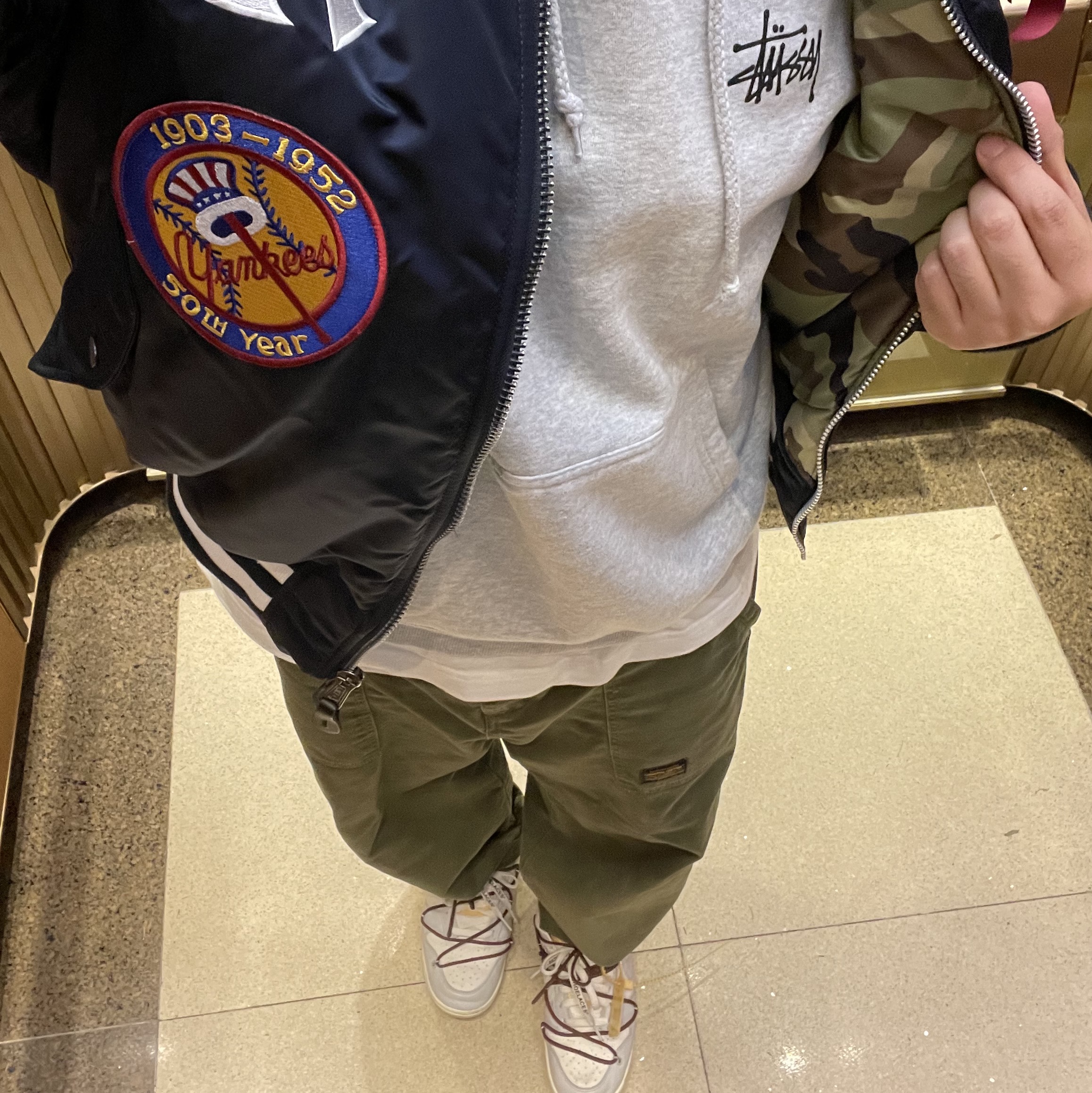 Stussy Basic Stussy Hoodie Ash Heather 2023, New Era x Alpha Industries x MLB New York Yankees MA-1 Bomber Jacket Replica Blue 착용 스타일