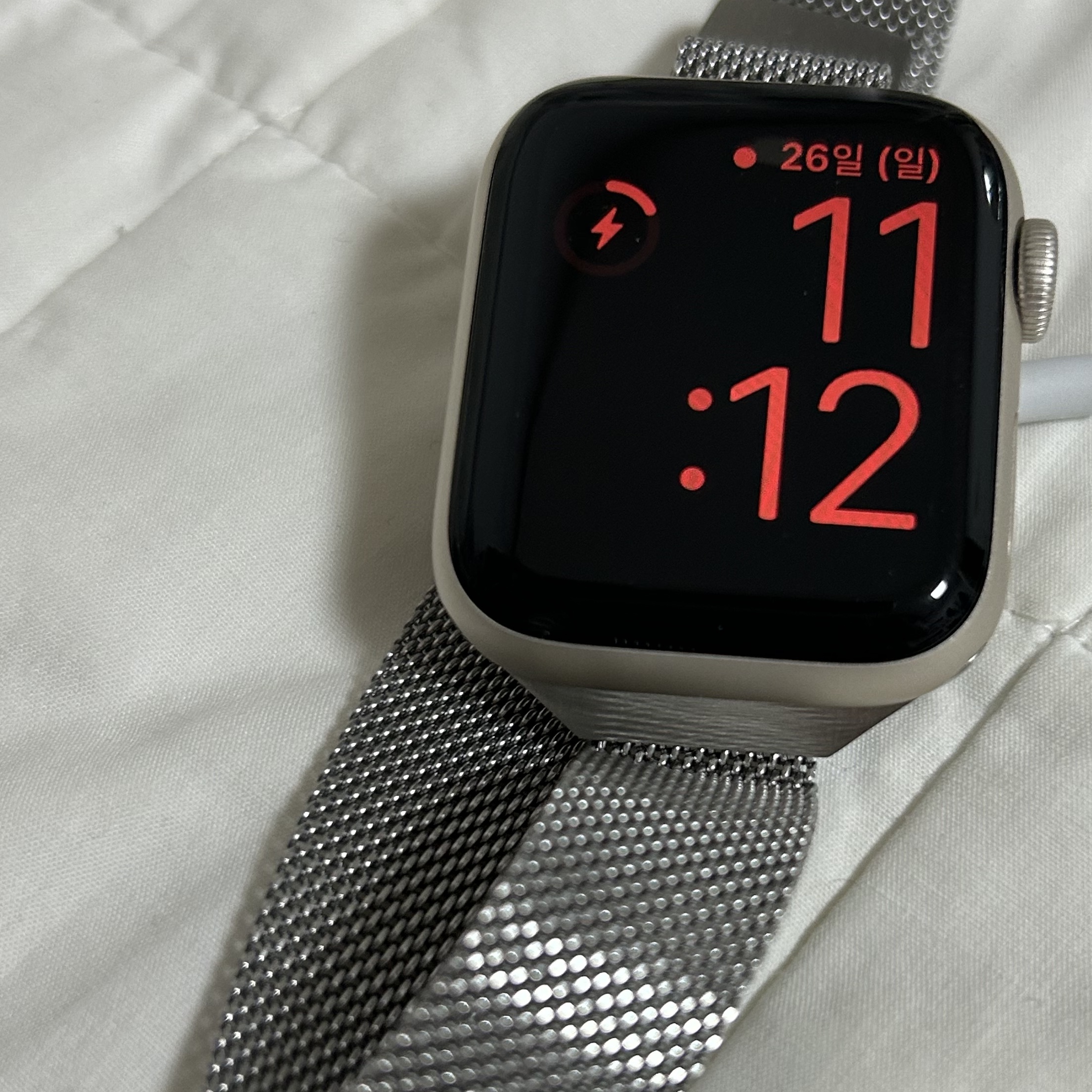 Apple Watch SE 2023 40mm GPS Starlight Aluminium Case with Sport Band S/M Starlight (Korean Ver.) 착용 스타일 - 1