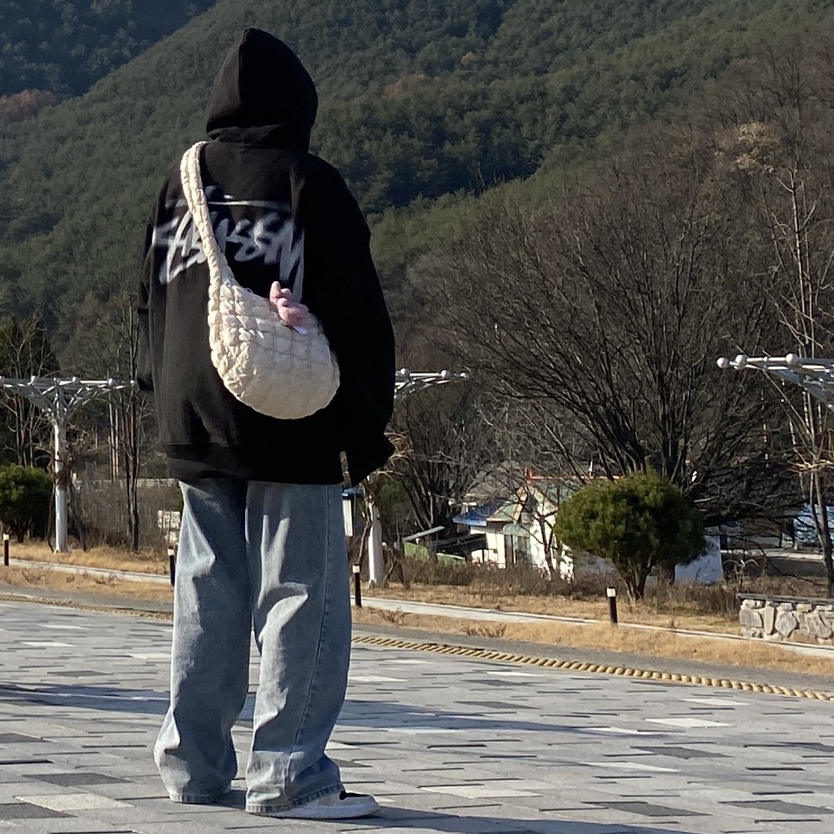 Stussy Dizzy Stock Hoodie Black 착용 스타일 - 1