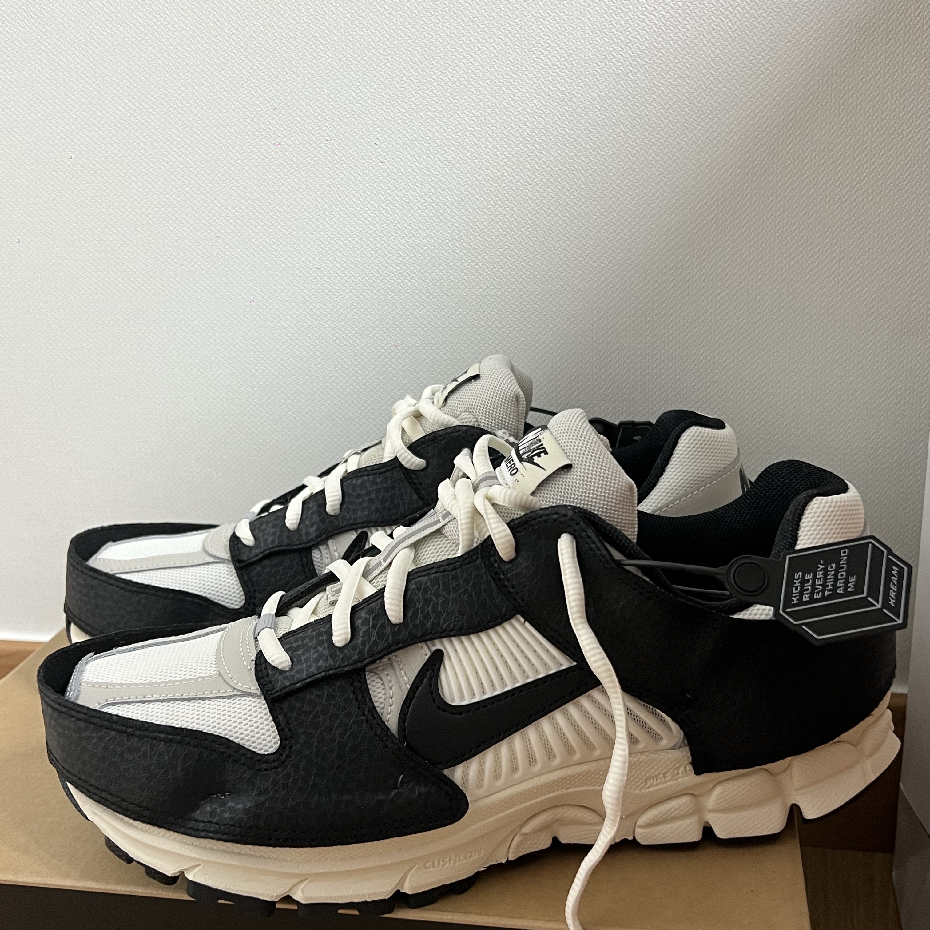 (W) Nike Zoom Vomero 5 Wolf Grey and Black 착용 스타일 - 3