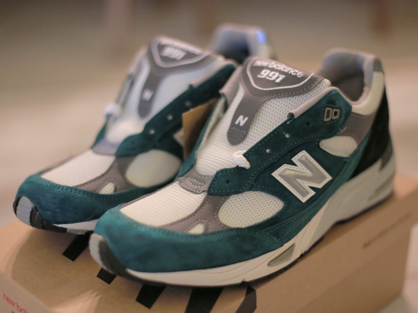 New Balance 991 Made in UK Bright Renaissance Pacific, New Balance 991 Made in UK Bright Renaissance Grape Juice 착용 스타일 - 2